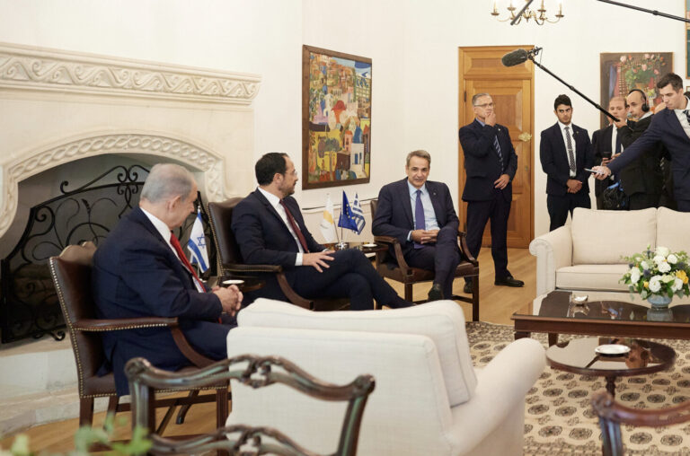 Ο ΠΡΩΘΥΠΟΥΡΓΟΣ ΚΥΡΙΑΚΟΣ ΜΗΤΣΟΤΑΚΗΣ ΣΤΗ ΤΡΙΜΕΡΗ ΣΥΝΟΔΟ ΚΟΡΥΦΗΣ ΕΛΛΑΔΟΣ - ΚΥΠΡΟΥ - ΙΣΡΑΗΛ ΣΤΗ ΚΥΠΡΟ  (ΔΗΜΗΤΡΗΣ ΠΑΠΑΜΗΤΣΟΣ/ΓΡΑΦΕΙΟ ΤΥΠΟΥ ΠΡΩΘΥΠΟΥΡΓΟΥ/EUROKINISSI)