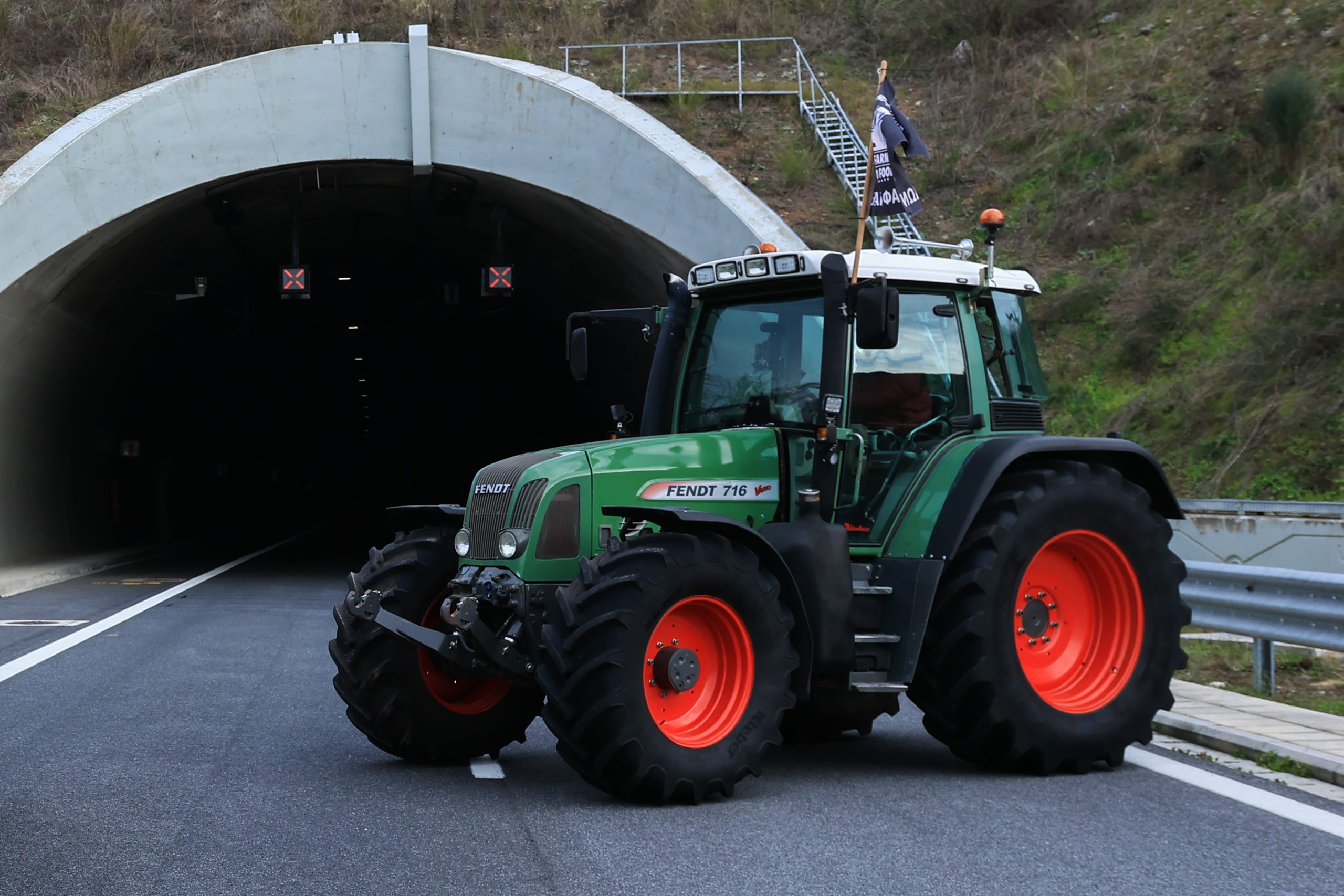 [383267] ΣΥΜΒΟΛΙΚΟΣ ΑΠΟΚΛΕΙΣΜΟΣ ΤΩΝ ΣΗΡΑΓΓΩΝ ΤΩΝ ΤΕΜΠΩΝ ΓΙΑ ΦΟΡΤΗΓΑ ΑΥΤΟΚΙΝΗΤΑ ΑΠΟ ΑΓΡΟΤΕΣ ΚΑΙ ΚΤΗΝΟΤΡΟΦΟΥΣ ΤΟΥ Ν. ΛΑΡΙΣΑΣ  (EUROKINISSI)