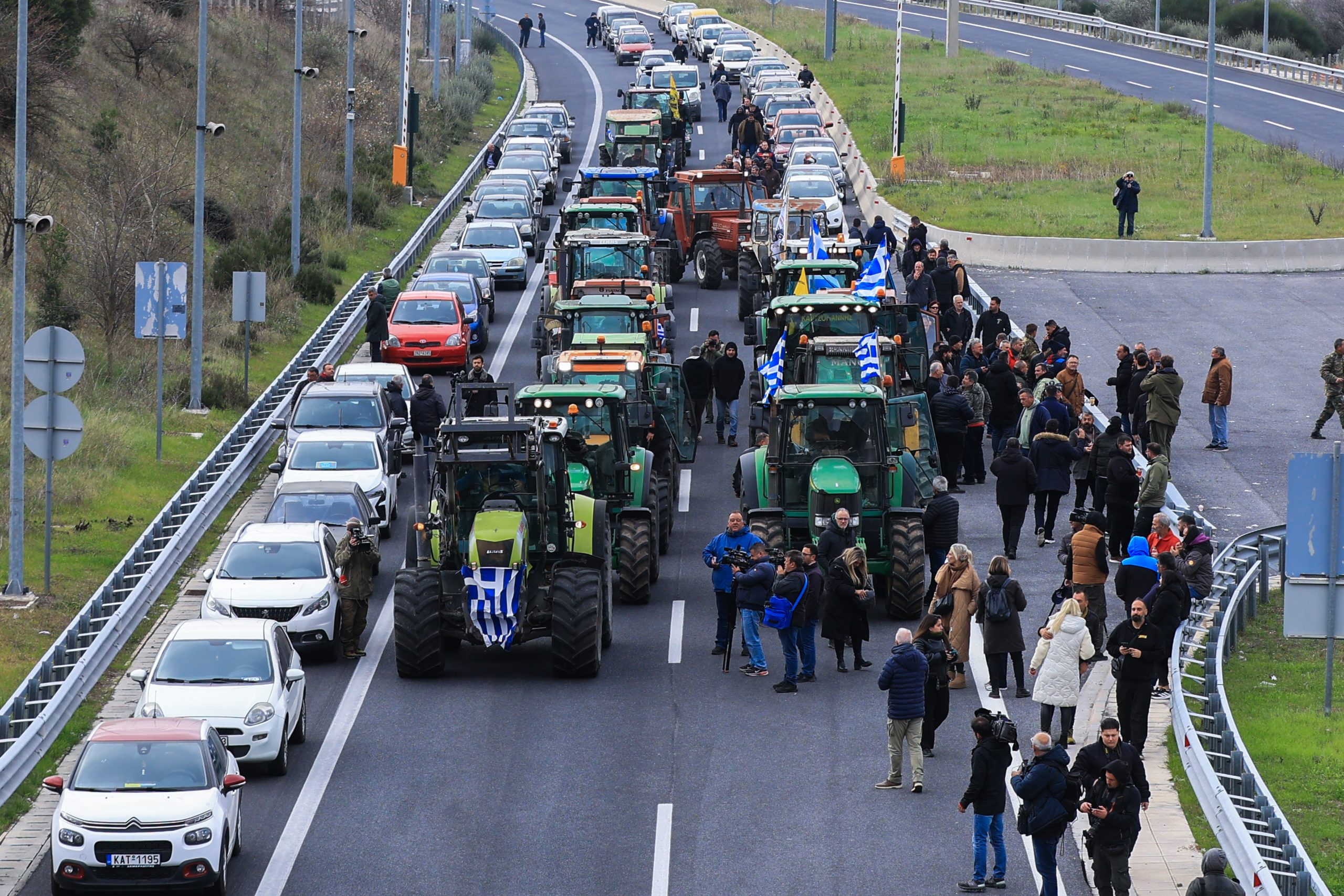 [383267] ΣΥΜΒΟΛΙΚΟΣ ΑΠΟΚΛΕΙΣΜΟΣ ΤΩΝ ΣΗΡΑΓΓΩΝ ΤΩΝ ΤΕΜΠΩΝ ΓΙΑ ΦΟΡΤΗΓΑ ΑΥΤΟΚΙΝΗΤΑ ΑΠΟ ΑΓΡΟΤΕΣ ΚΑΙ ΚΤΗΝΟΤΡΟΦΟΥΣ ΤΟΥ Ν. ΛΑΡΙΣΑΣ  (EUROKINISSI)