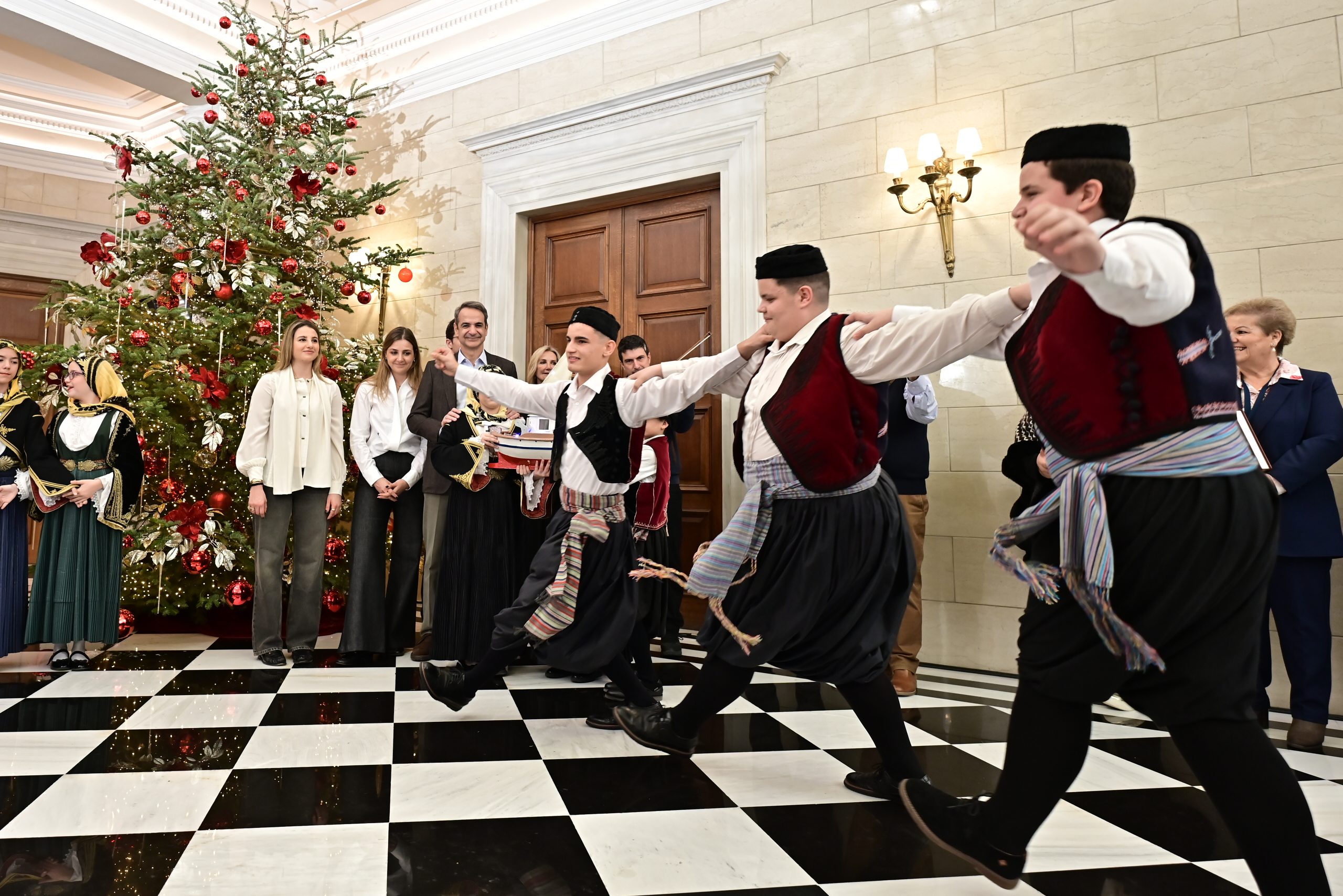 [383308]  ΚΑΛΑΝΤΑ ΤΩΝ ΧΡΙΣΤΟΥΓΕΝΝΩΝ ΣΤΟΝ ΠΡΩΘΥΠΟΥΡΓΟ ΚΥΡΙΑΚΟ ΜΗΤΣΟΤΑΚΗ  (ΜΙΧΑΛΗΣ ΚΑΡΑΓΙΑΝΝΗΣ / EUROKINISSI)