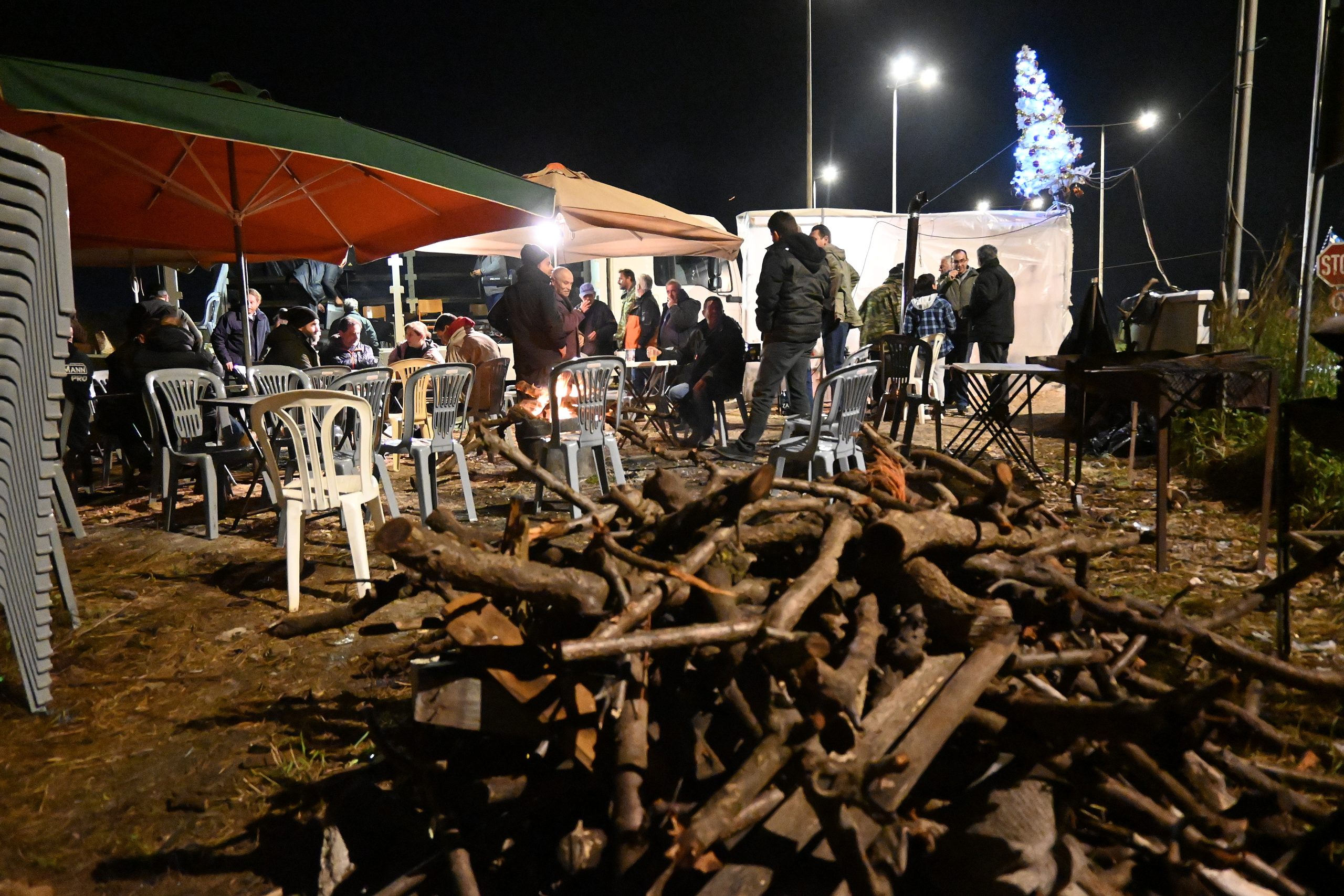 ΑΡΓΟΣ - Με μουσική και μεζέδες στο μπλόκο Μαλαχιά οι αγρότες της Αργολίδας. (Βασίλης Παπαδόπουλος / Eurokinissi)