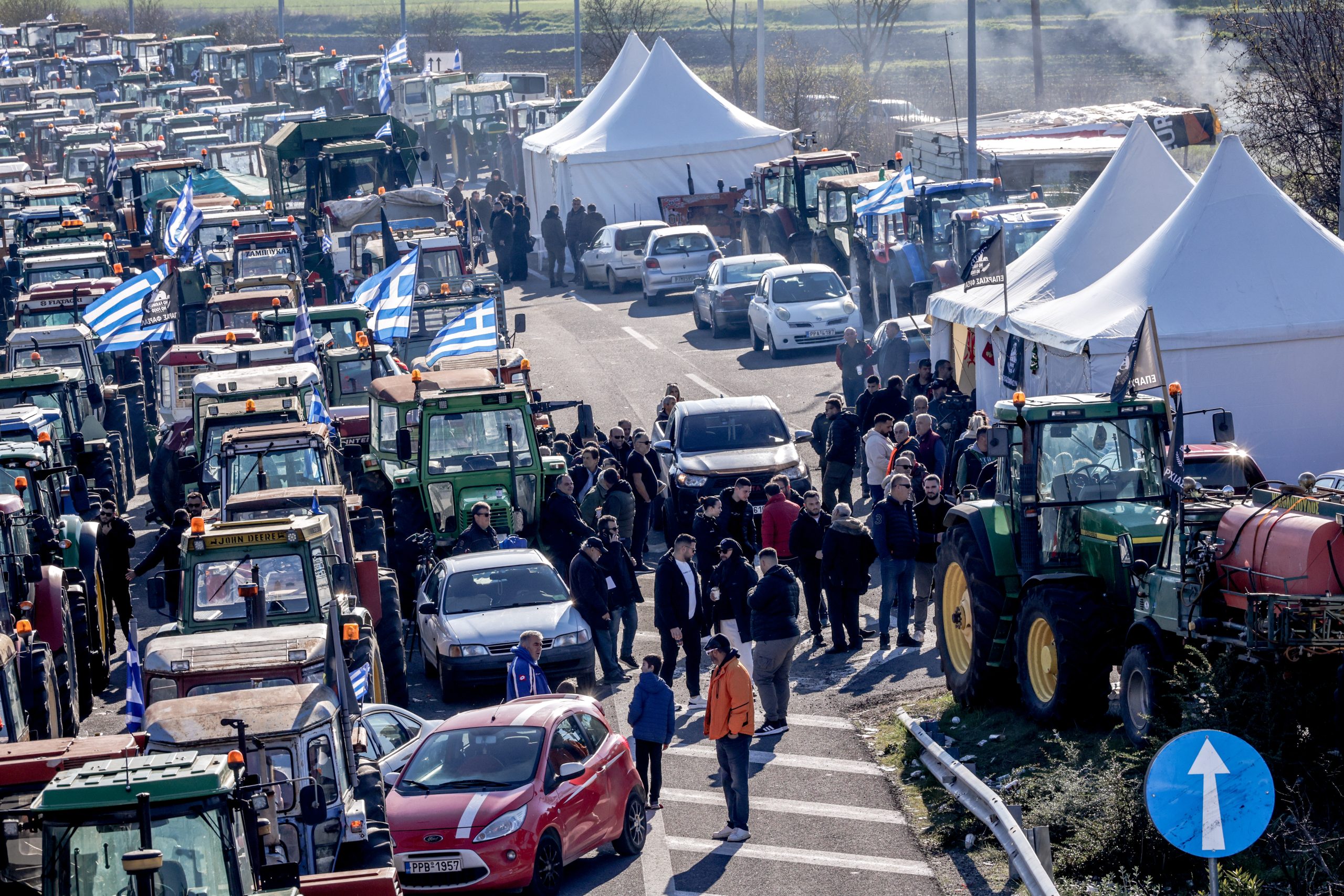 ΣΥΝEΛΕΥΣΗ ΤΩΝ ΑΓΡΟΤΩΝ ΣΤΟ ΜΠΛΟΚΟ ΤΗΣ ΝΙΚΑΙΑΣ ΣΤΗ ΛΑΡΙΣΑ  (EUROKINISSI)