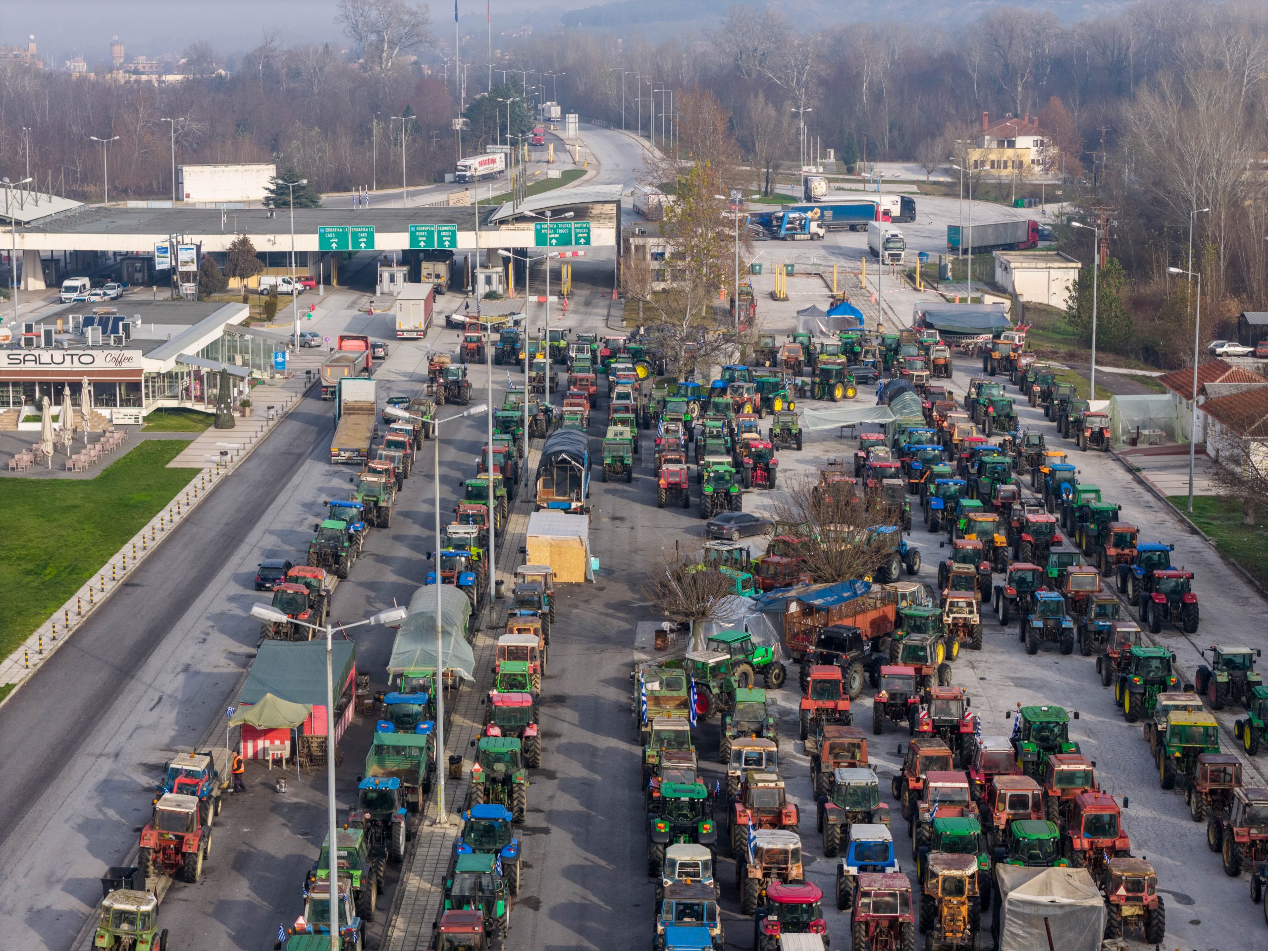 [383140] ΜΠΛΟΚΟ ΑΓΡΟΤΩΝ ΚΑΙ ΚΤΗΝΟΤΡΟΦΩΝ ΣΤΟΝ ΠΡΟΜΑΧΩΝΑ ΣΕΡΡΩΝ (ΒΑΣΙΛΗΣ ΒΕΡΒΕΡΙΔΗΣ/ΜΟΤΙΟΝΤΕΑΜ)