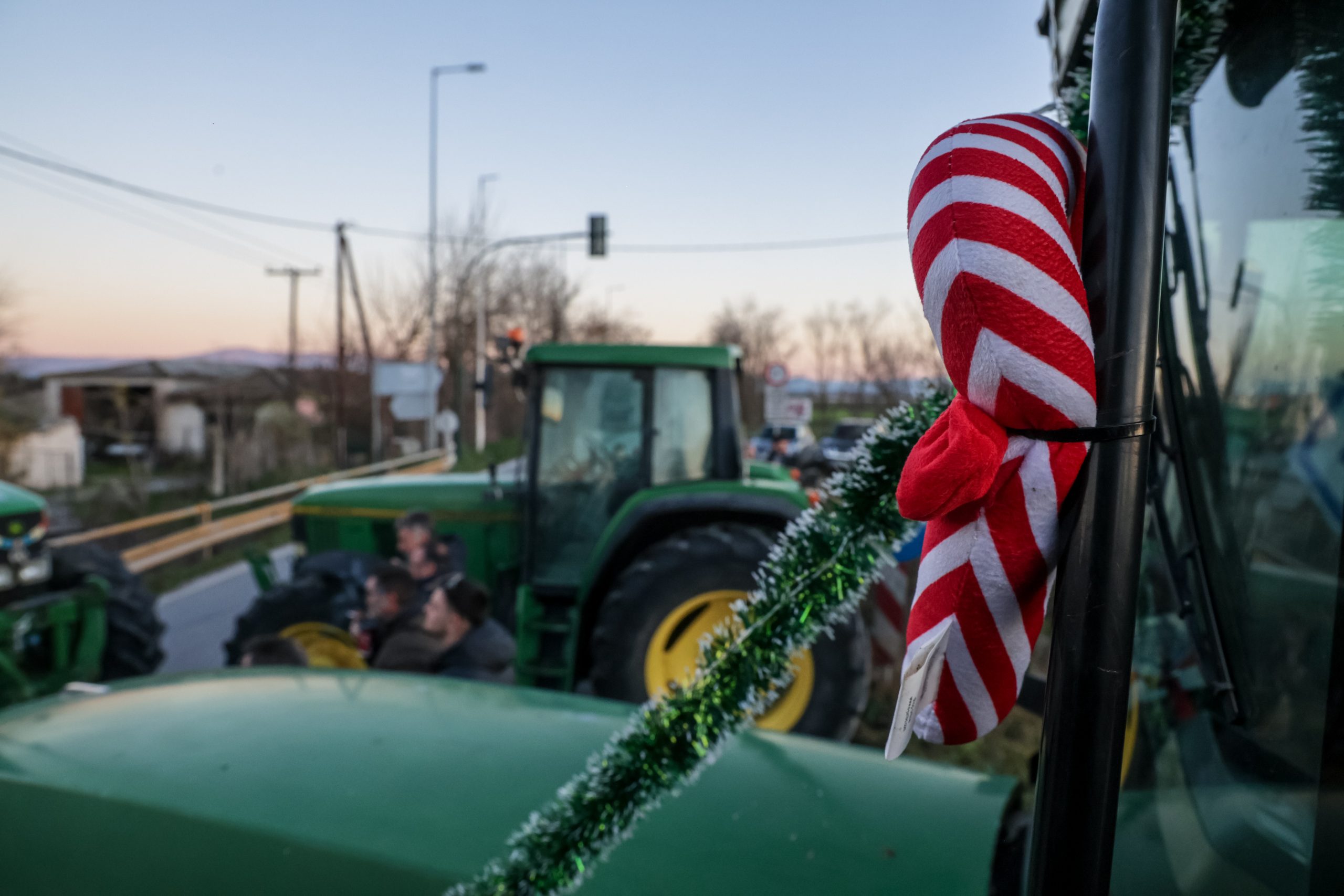 ΑΓΡΟΤΕΣ ΕΚΛΕΙΣΑΝ ΤΗΝ ΠΑΡΑΚΑΜΠΤΗΡΙΟ ΤΟΥ ΑΧΙΛΛΕΙΟΥ - ΚΙΛΕΛΕΡ, ΣΤΟΝ ΔΡΟΜΟ ΛΑΡΙΣΑΣ ΒΟΛΟΥ   (EUROKINISSI)