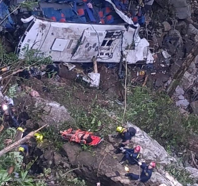 Τραγικό δυστύχημα με 16 μαθητές νεκρούς – Λεωφορείο έπεσε σε χαράδρα 8