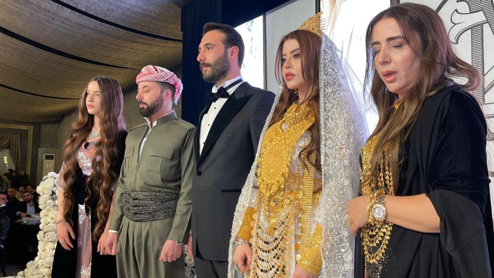 Γάμος από χρυσάφι: Η νύφη δεν άντεξε το βάρος των κοσμημάτων και αναγκάστηκε να καθίσει 8 g8q