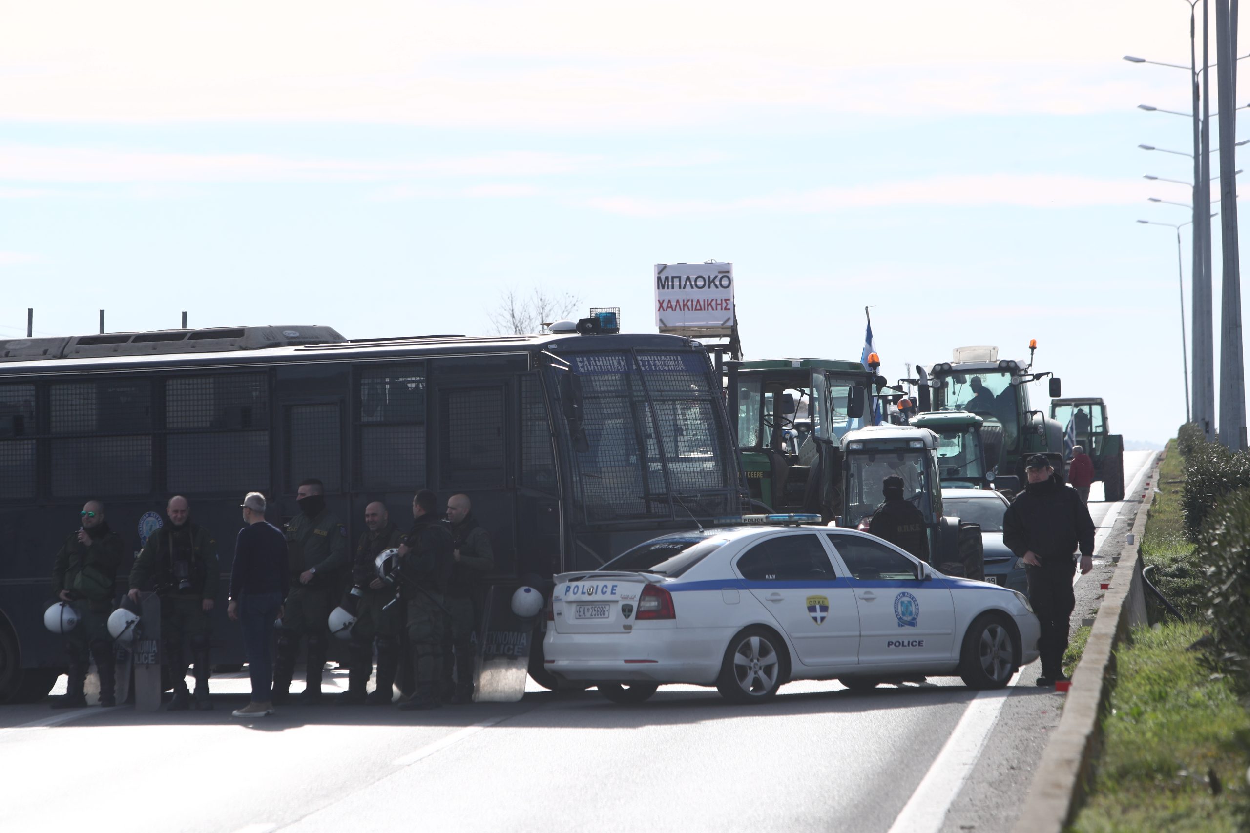 [367019] ΜΠΛΟΚΟ ΤΗΣ ΑΣΤΥΝΟΜΙΑΣ ΣΤΟΥΣ ΑΓΡΟΤΕΣ ΤΗΣ ΧΑΛΚΙΔΙΚΗΣ ΠΟΥ ΚΑΤΕΥΘΥΝΟΝΤΑΙ ΣΤΟ ΥΠΟΥΡΓΕΙΟ ΜΑΚΕΔΟΝΙΑΣ ΘΡΑΚΗΣ (ΒΑΣΙΛΗΣ ΒΕΡΒΕΡΙΔΗΣ / MOTION TEAM)