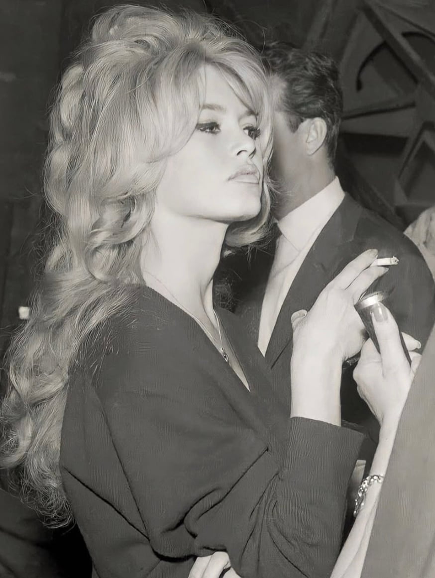 «Κανείς δεν είναι ασφαλής όταν με ερωτεύεται» – Οι τέσσερις γάμοι και οι διάσημοι έρωτες της Μπριζίτ Μπαρντό 17 stigmiotypo othonis 2025 12 28 15.25.10