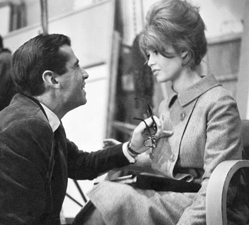 «Κανείς δεν είναι ασφαλής όταν με ερωτεύεται» – Οι τέσσερις γάμοι και οι διάσημοι έρωτες της Μπριζίτ Μπαρντό 19 stigmiotypo othonis 2025 12 28 15.25.54