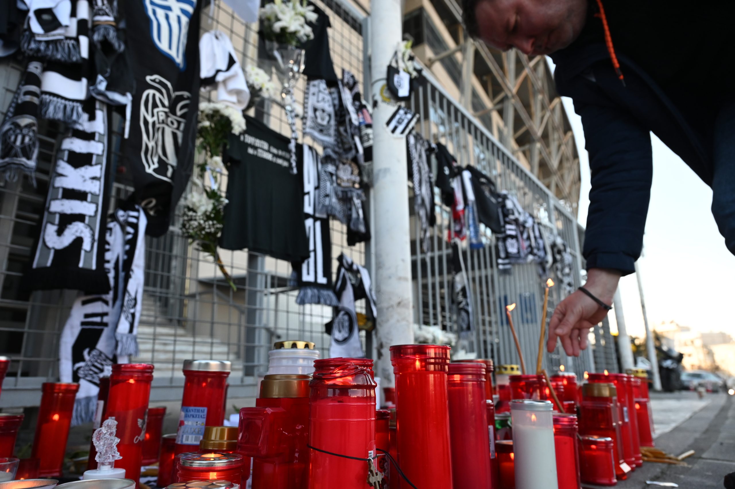 ÌÅÓÉÓÔÉÅÓ ÓÇÌÁÉÅÓ ÊÁÉ ÊÅÑÉÁ ÓÔÏ ÃÇÐÅÄÏ ÔÇÓ ÔÏÕÌÐÁÓ ÓÔÇ ÌÍÇÌÇ ÔÙÍ ÖÉËÁÈËÙÍ ÔÏÕ ÐÁÏÊ ÐÏÕ Å×ÁÓÁÍ ÔÇÓ ÆÙÇ ÔÏÕÓ ÓÅ ÔÑÏ×ÁÉÏ ÓÔÇ ÑÏÕÌÁÍÉÁ