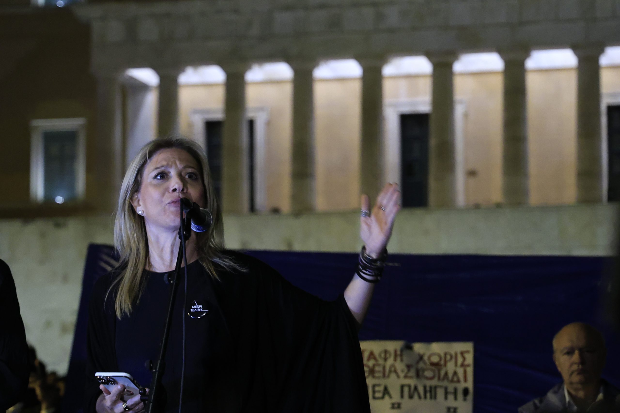 [380713] ΣΥΓΚΕΝΤΡΩΣΗ ΑΛΛΗΛΕΓΓΥΗΣ ΣΤΟΝ ΠΑΤΕΡΑ ΘΥΜΑΤΟΣ ΤΩΝ ΤΕΜΠΩΝ ΠΑΝΟ ΡΟΥΤΣΙ ΠΟΥ ΚΑΝΕΙ ΑΠΕΡΓΙΑ ΠΕΙΝΑΣ ΣΤΟ ΣΥΝΤΑΓΜΑ (ΓΙΩΡΓΟΣ ΚΟΝΤΑΡΙΝΗΣ/EUROKINISSI)