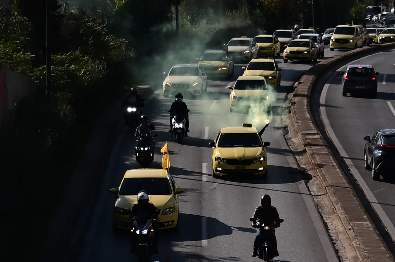 [382583] ΑΠΕΡΓΙΑΚΗ ΣΥΓΚΕΝΤΡΩΣΗ ΚΑΙ ΠΟΡΕΙΑ ΤΑΞΙ ΣΤΗΝ ΑΘΗΝΑ  (ΚΩΣΤΑΣ ΤΖΟΥΜΑΣ/EUROKINISSI)