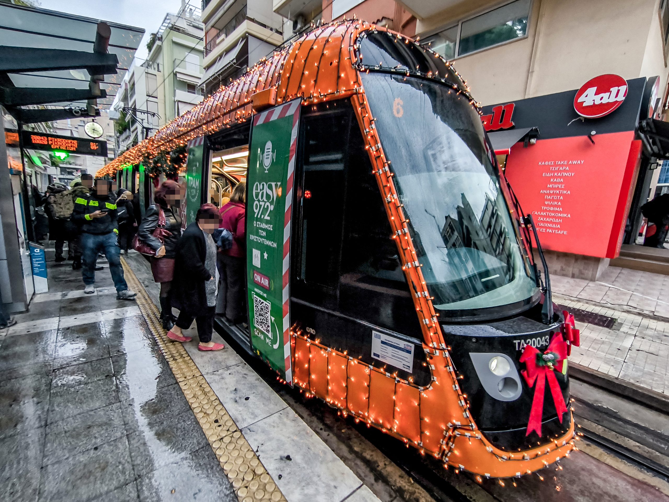 ΤΡΑΜ ΣΤΟΛΙΣΜΕΝΟ ΓΙΑ ΤΑ ΧΡΙΣΤΟΥΓΕΝΝΑ