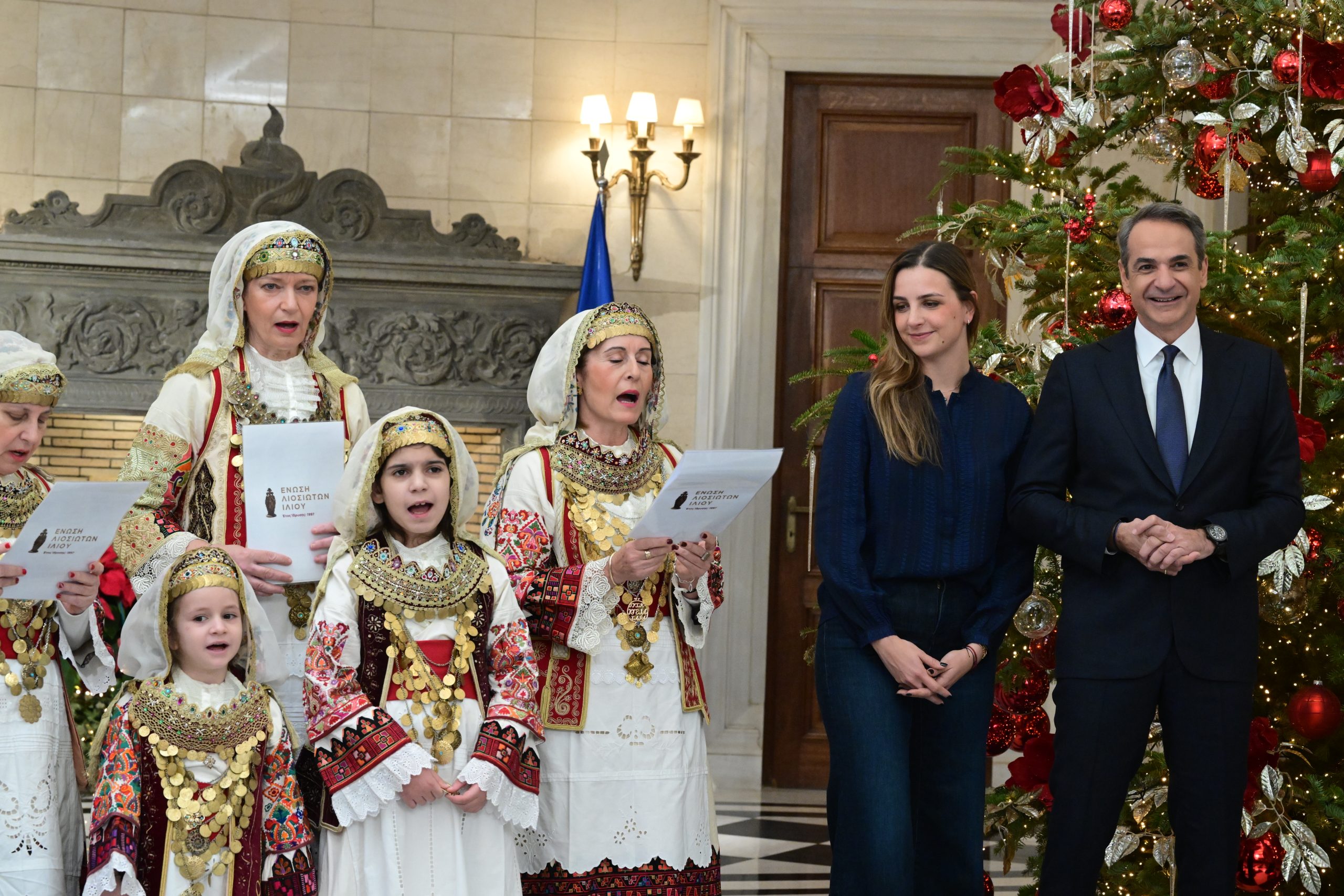 [383409] ΚΑΛΑΝΤΑ ΠΡΩΤΟΧΡΟΝΙΑΣ ΣΤΟΝ ΠΡΩΘΥΠΟΥΡΓΟ ΚΥΡΙΑΚΟ ΜΗΤΣΟΤΑΚΗ   (ΤΑΤΙΑΝΑ ΜΠΟΛΑΡΗ/EUROKINISSI)