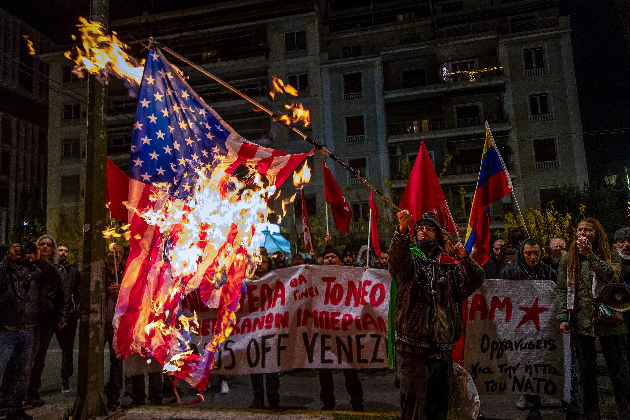 [383462] ΣΥΓΚΕΝΤΡΩΣΗ ΑΛΛΗΛΕΓΓΥΗΣ ΓΙΑ ΤΗΝ ΒΕΝΕΖΟΥΕΛΑ ΚΑΙ ΠΟΡΕΙΑ ΠΡΟΣ ΤΗΝ ΑΜΕΡΙΚΑΝΙΚΗ ΠΡΕΣΒΕΙΑ ΓΙΑ ΤΗΝ ΕΠΕΜΒΑΣΗ ΤΩΝ ΗΠΑ ΣΤΗ ΧΩΡΑ  (ΤΑΤΙΑΝΑ ΜΠΟΛΑΡΗ / EUROKINISSI)