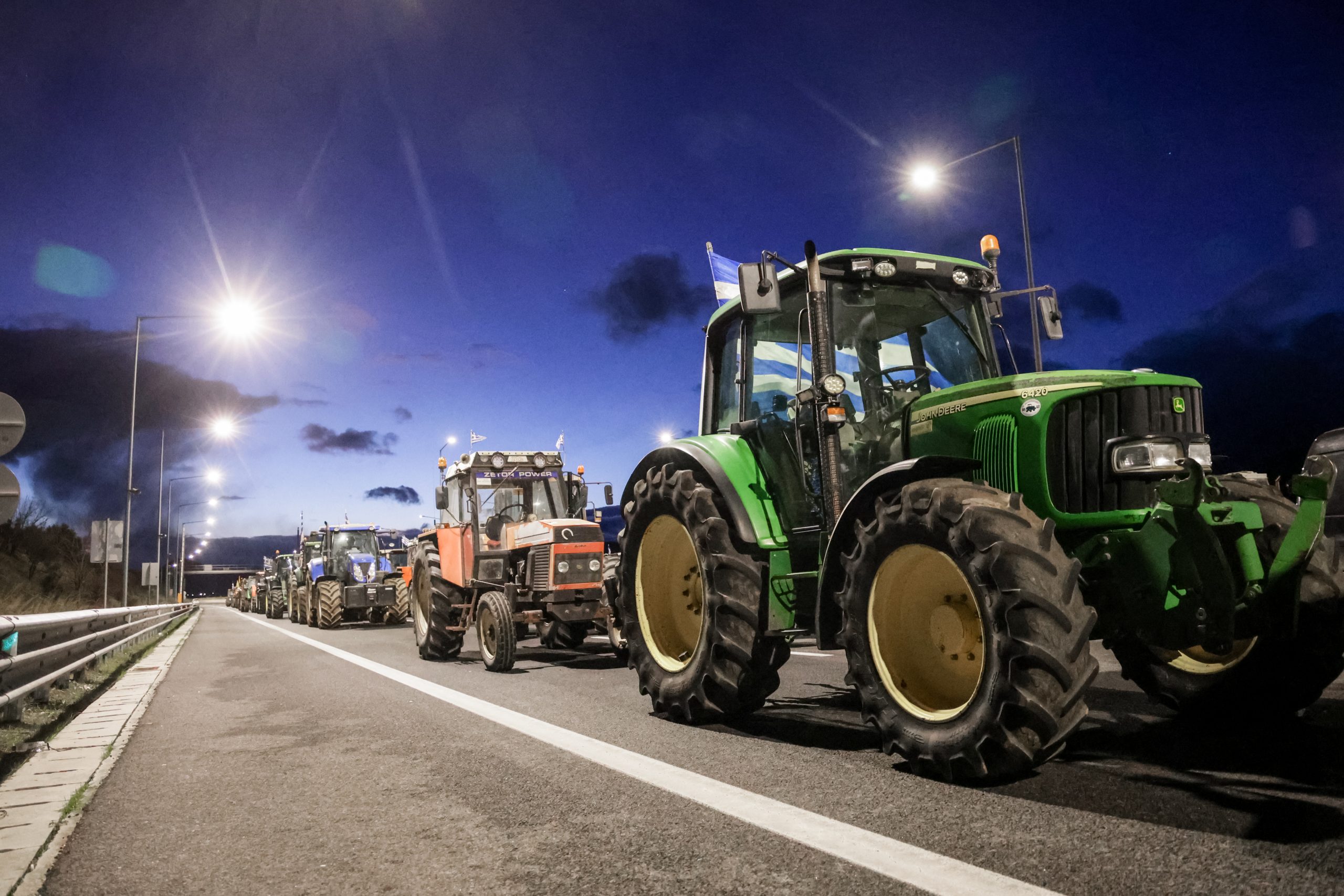 ΑΠΟΚΛΕΙΣΜΟΣ ΤΗΣ ΕΘΝΙΚΗΣ ΟΔΟΥ ΑΠΟ ΑΓΡΟΤΕΣ ΣΤΑ ΤΕΜΠΗ  (EUROKINISSI)