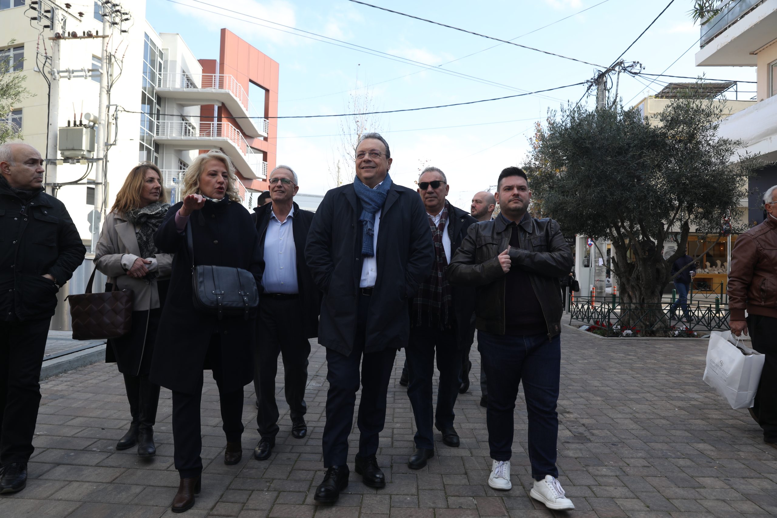 [383806] ΣΥΝΑΝΤΗΣΗ ΤΟΥ ΠΡΟΕΔΡΟΥ ΤΟΥ ΣΥΡΙΖΑ-ΠΣ ΣΩΚΡΑΤΗ ΦΑΜΕΛΛΟΥ ΜΕ ΤΟΝ ΔΗΜΑΡΧΟ ΑΝΔΡΕΑ ΠΑΧΑΤΟΥΡΙΔΗ ΚΑΙ ΠΕΡΙΟΔΕΙΑ ΣΤΗΝ ΑΓΟΡΑ ΤΟΥ ΠΕΡΙΣΤΕΡΙΟΥ  (ΔΑΝΑΗ ΔΑΥΛΟΠΟΥΛΟΥ / EUROKINISSI)