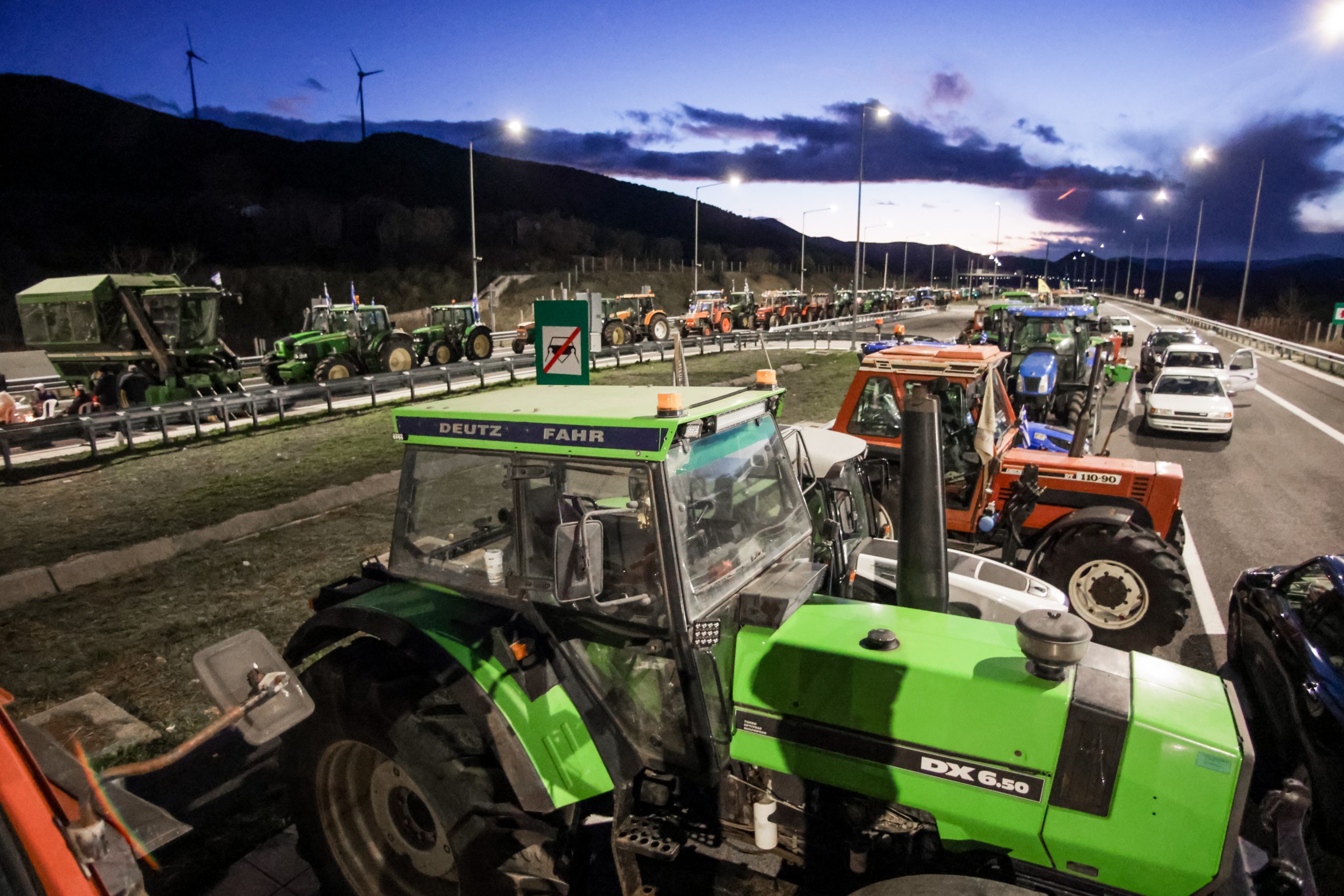 ΑΠΟΚΛΕΙΣΜΟΣ ΤΗΣ ΕΘΝΙΚΗΣ ΟΔΟΥ ΑΠΟ ΑΓΡΟΤΕΣ ΣΤΑ ΤΕΜΠΗ  (EUROKINISSI)