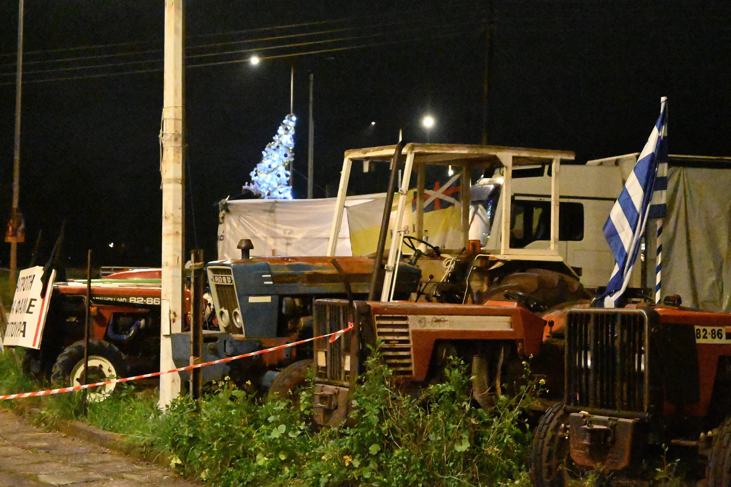 ΑΡΓΟΣ - Με μουσική και μεζέδες στο μπλόκο Μαλαχιά οι αγρότες της Αργολίδας. (Βασίλης Παπαδόπουλος / Eurokinissi)