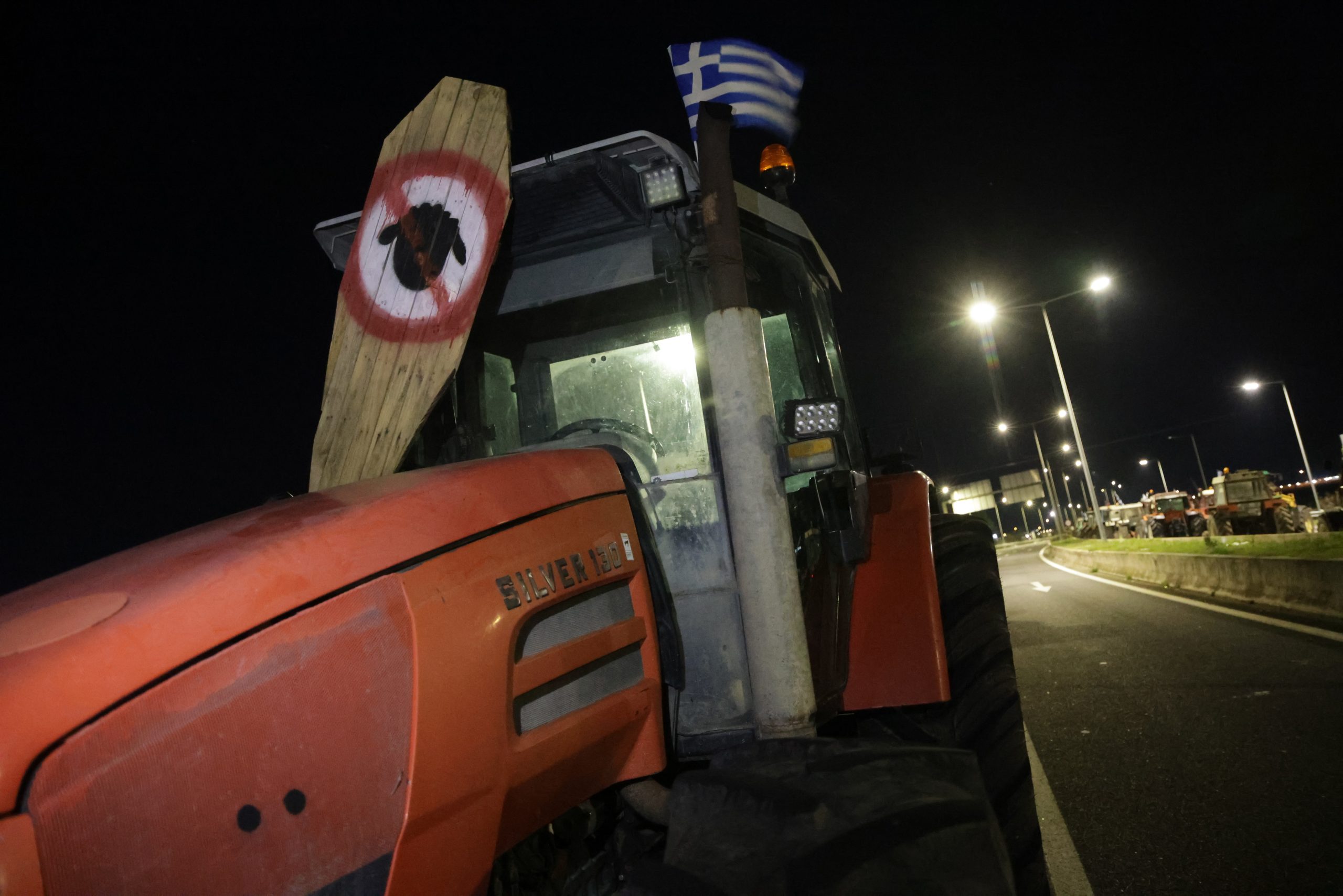 ΣΥΝΕΛΕΥΣΗ ΤΩΝ ΑΓΡΟΤΩΝ ΣΤΟ ΜΠΛΟΚΟ ΤΗΣ ΝΙΚΑΙΑΣ ΣΤΗ ΛΑΡΙΣΑ (EUROKINISSI)