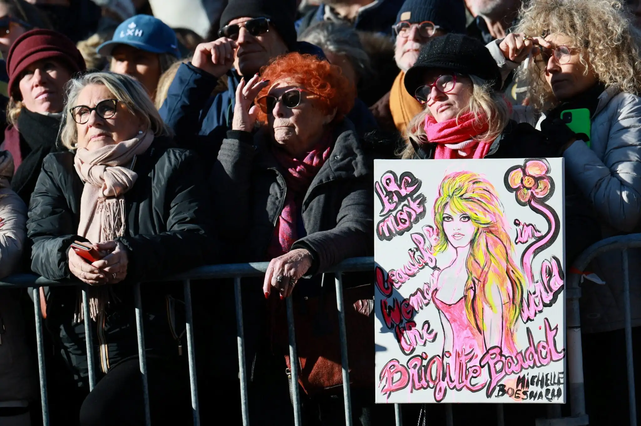 Κηδεία Μπριζίτ Μπαρντό: Ο μοναχογιός που δεν ήθελε να βλέπει και η ξανθιά δισέγγονη που είναι ίδια η «Μπεμπέ» 12 brigittefuneral 2048x1363 2