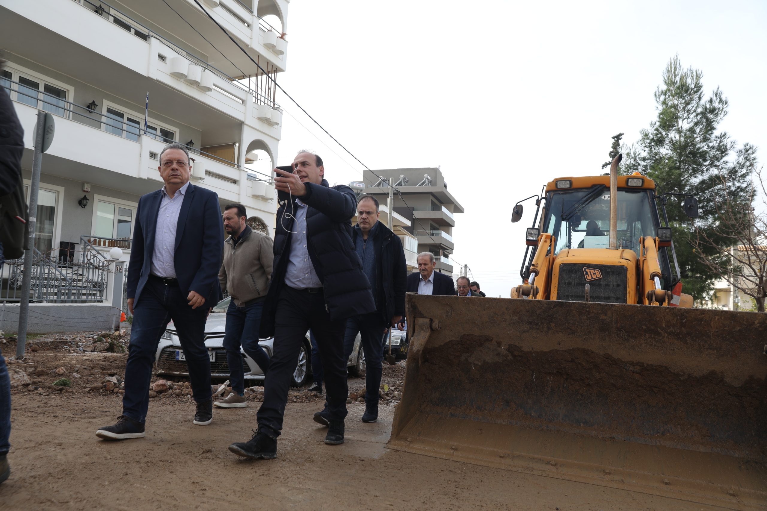 [383967] ΕΠΙΣΚΕΨΗ ΤΟΥ ΠΡΟΕΔΡΟΥ ΤΟΥ ΣΥΡΙΖΑ-ΠΣ ΣΩΚΡΑΤΗ ΦΑΜΕΛΛΟΥ ΣΤΗΝ ΠΛΗΓΕΙΣΑ ΑΠΟ ΤΗΝ ΚΑΚΟΚΑΙΡΙΑ ΠΕΡΙΟΧΗ ΤΗΣ ΑΝΩ ΓΛΥΦΑΔΑΣ (ΔΑΝΑΗ ΔΑΥΛΟΠΟΥΛΟΥ/EUROKINISSI)