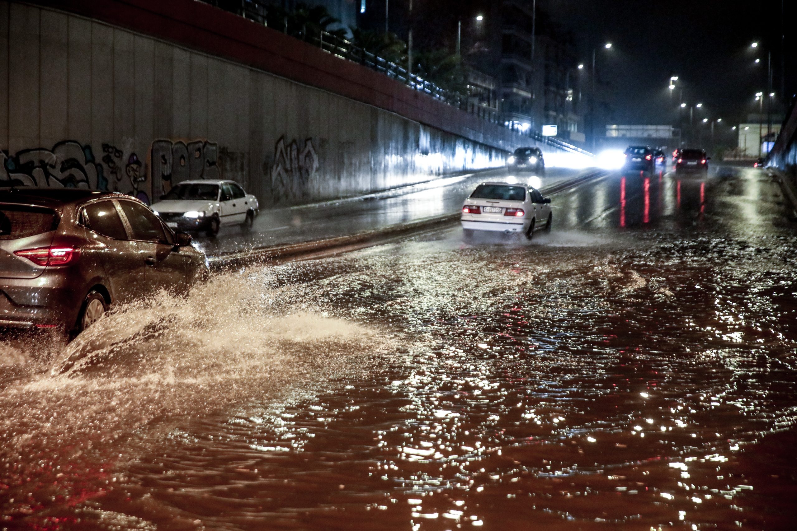 [383954] ΒΡΟΧΗ ΣΤHΝ ΑΘΗΝΑ   (ΓΙΑΝΝΗΣ ΠΑΝΑΓΟΠΟΥΛΟΣ / EUROKINISSI)