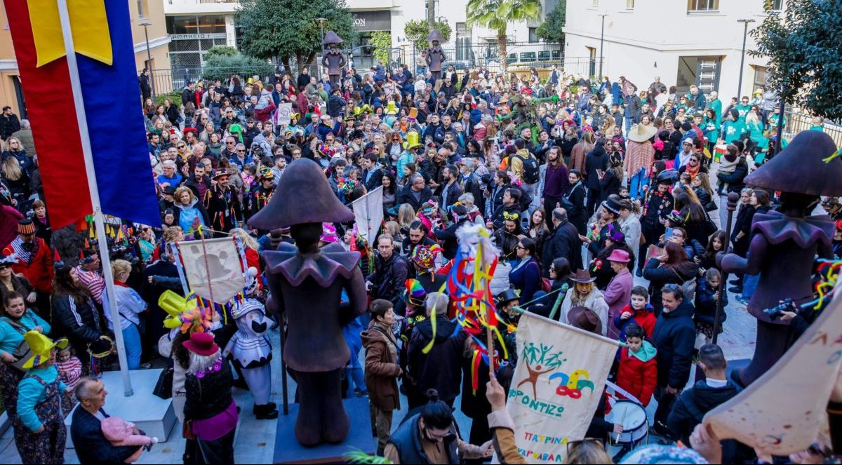 ΠΑΡΑΔΟΣΗ ΚΑΡΝΑΒΑΛΙΚΟΥ ΛΑΒΑΡΟΥ ΣΤΟΝ ΔΗΜΑΡΧΟ ΠΑΤΡΕΩΝ ΓΙΑ ΤΗΝ ΕΝΑΡΞΗ ΤΟΥ ΚΑΡΝΑΒΑΛΙΟΥ ΤΗΣ ΠΑΤΡΑΣ  (EUROKINISSI)