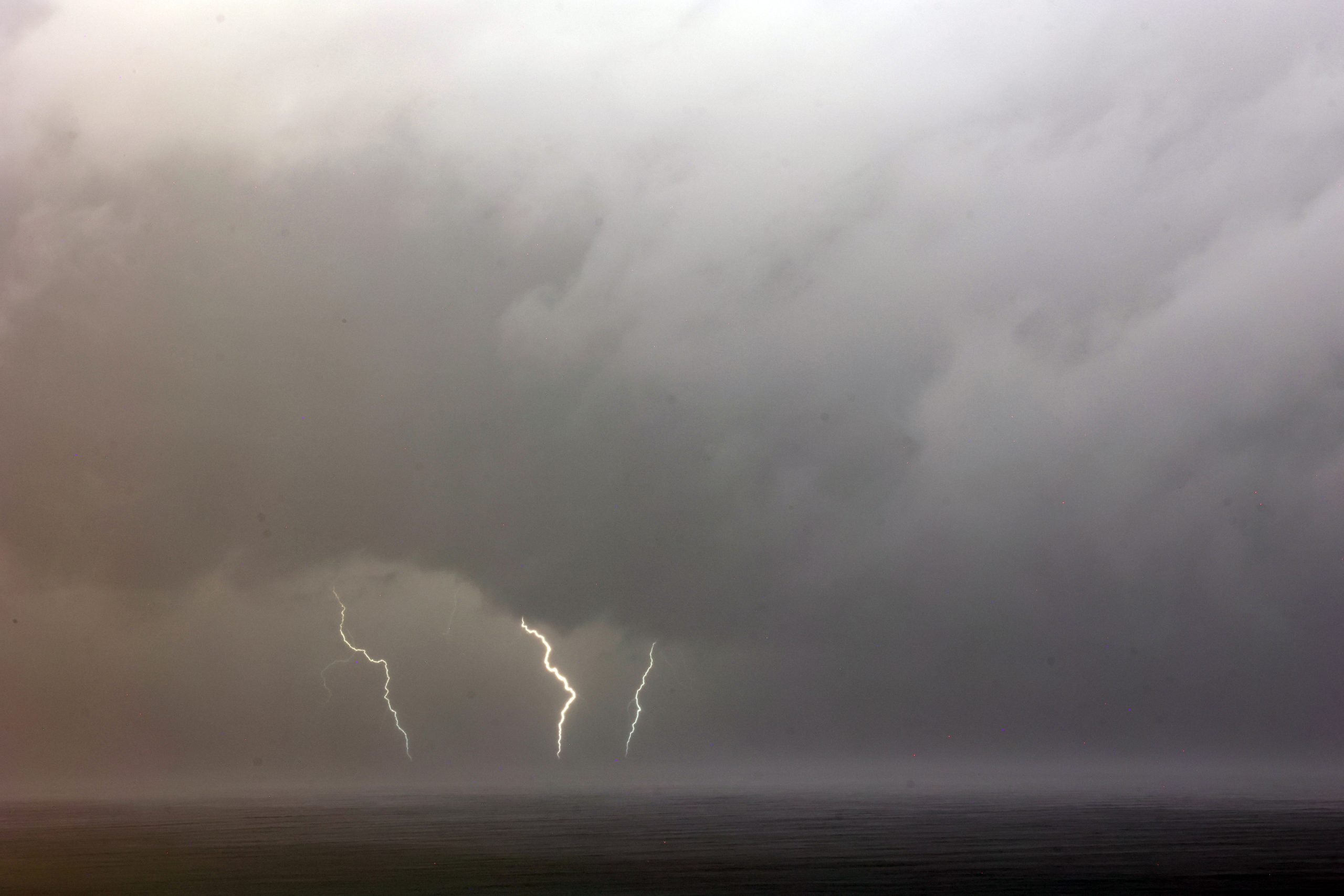 ÁÓÔÑÁÐÅÓ ÓÔÇ ËÅÓÂÏ ÊÁÔÁ ÔÇÍ ÅÐÅËÁÓÇ ÔÇÓ ÊÁÊÏÊÁÉÑÉÁÓ «ADEL»