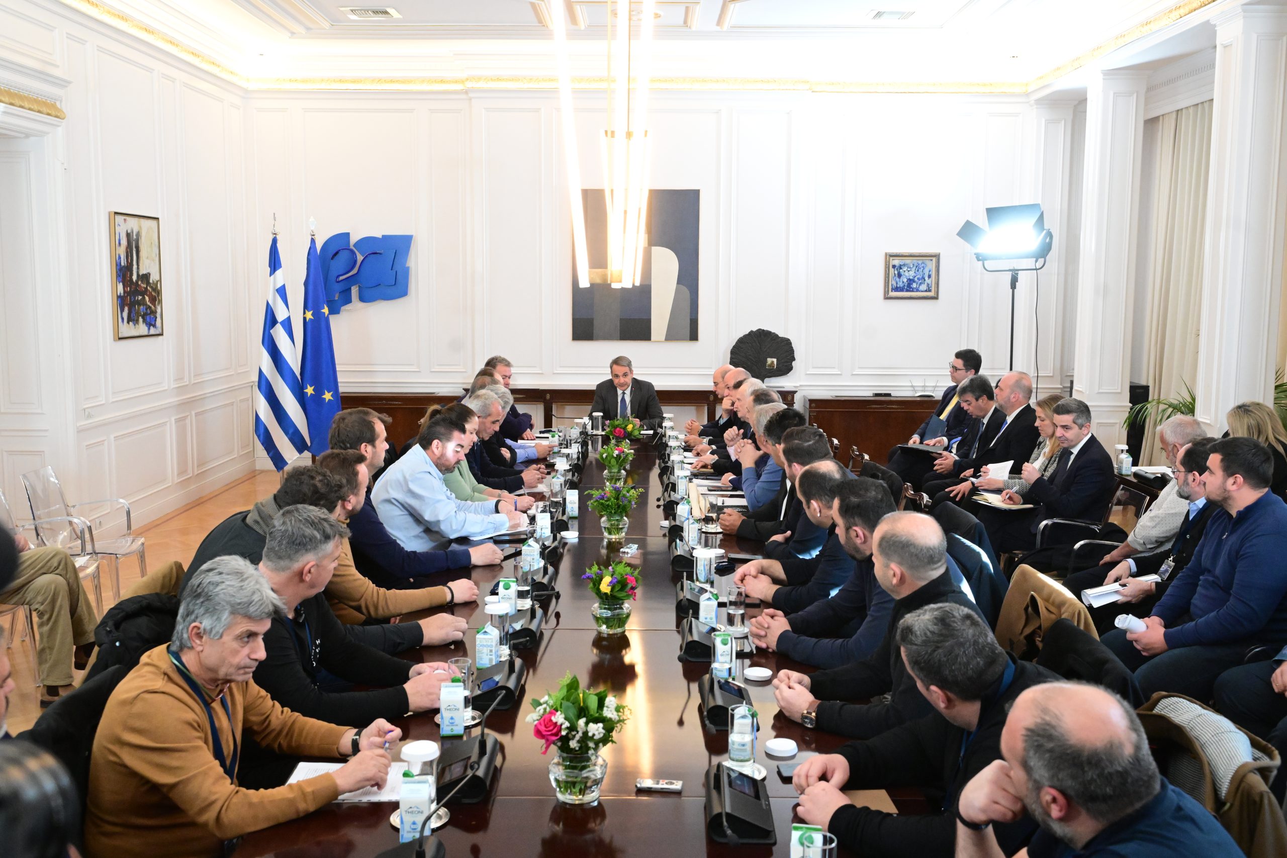 [383710] ΣΥΝΑΝΤΗΣΗ ΤΟΥ ΠΡΩΘΥΠΟΥΡΓΟΥ ΚΥΡΙΑΚΟΥ ΜΗΤΣΟΤΑΚΗ ΜΕ ΕΚΠΡΟΣΩΠΟΥΣ ΑΓΡΟΤΩΝ ΚΑΙ ΚΤΗΝΟΤΡΟΦΩΝ (ΤΑΤΙΑΝΑ ΜΠΟΛΑΡΗ/EUROKINISSI)