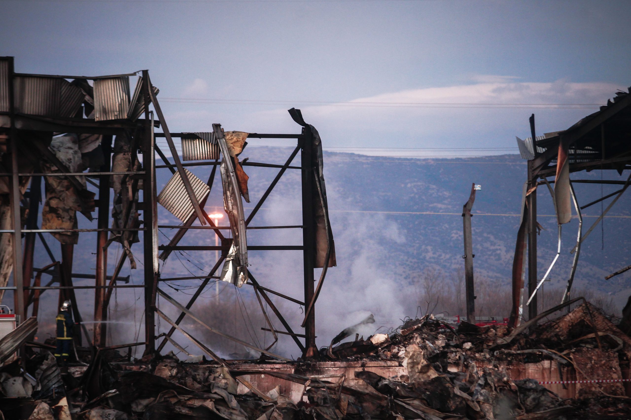 [384089] Η ΕΠΟΜΕΝΗ ΗΜΕΡΑ ΤΗΣ ΠΥΡΚΑΓΙΑΣ ΣΤΟ ΕΡΓΟΣΤΑΣΙΟ ΤΗΣ "ΒΙΟΛΑΝΤΑ" ΣΤΑ ΤΡΙΚΑΛΑ  (ΘΑΝΑΣΗΣ ΚΑΛΛΙΑΡΑΣ/EUROKINISSI)