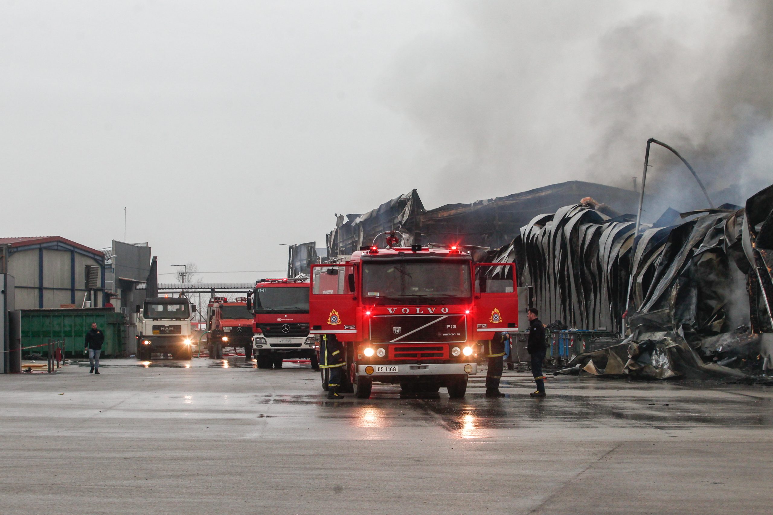 ΜΕΓΑΛΗ ΦΩΤΙΑ ΣΤΗ ΒΙΟΜΗΧΑΝΙΑ ΜΠΙΣΚΟΤΩΝ "ΒΙΟΛΑΝΤΑ" ΣΤΑ ΤΡΙΚΑΛΑ (ΘΑΝΑΣΗΣ ΚΑΛΛΙΑΡΑΣ/EUROKINISSI)
