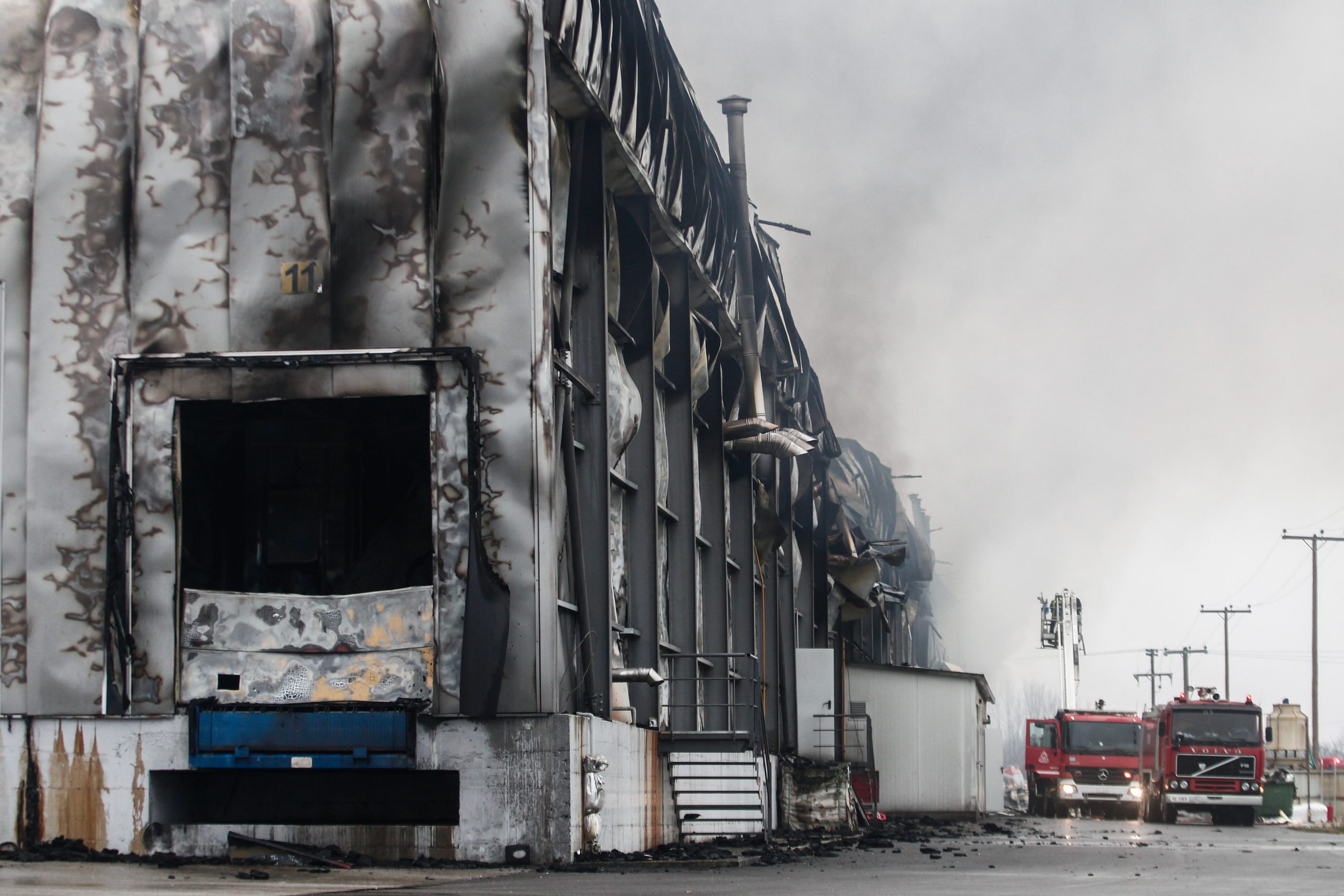 ΜΕΓΑΛΗ ΦΩΤΙΑ ΣΤΗ ΒΙΟΜΗΧΑΝΙΑ ΜΠΙΣΚΟΤΩΝ "ΒΙΟΛΑΝΤΑ" ΣΤΑ ΤΡΙΚΑΛΑ (ΘΑΝΑΣΗΣ ΚΑΛΛΙΑΡΑΣ/EUROKINISSI)