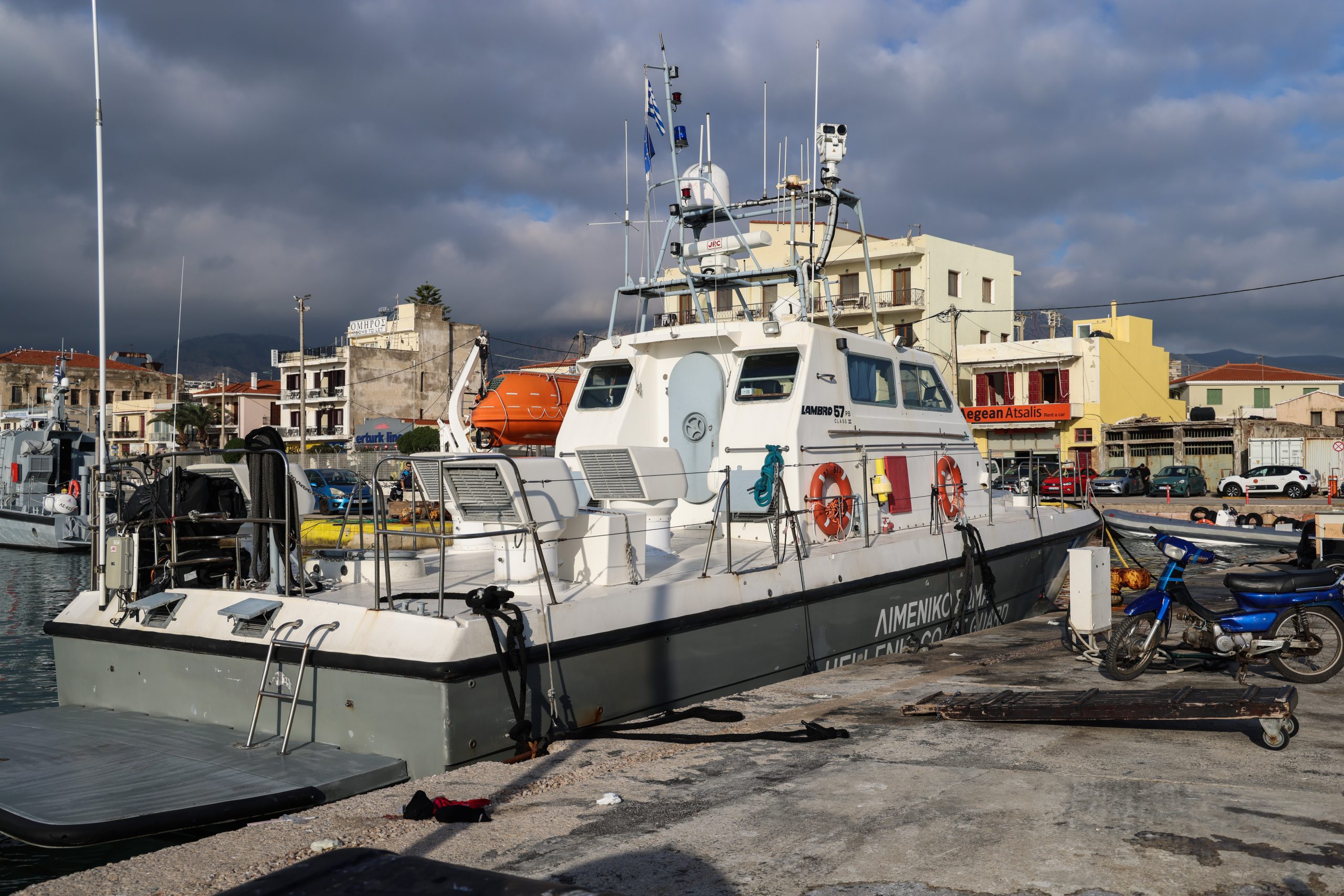 [384324] ΕΡΕΥΝΕΣ ΣΤΗΝ ΘΑΛΑΣΣΑ ΜΕΤΑ ΤΗΝ ΣΥΓΚΡΟΥΣΗ ΣΚΑΦΟΥΣ ΤΟΥ ΛΙΜΕΝΙΚΟΥ ΜΕ ΣΚΑΦΟΣ ΔΙΑΚΙΝΗΤΩΝ ΠΟΥ ΜΕΤΕΦΕΡΕ ΠΡΟΣΦΥΓΕΣ ΚΑΙ ΜΕΤΑΝΑΣΤΕΣ ΣΤΗΝ ΧΙΟ (ΚΩΣΤΑΣ ΑΝΑΓΝΩΣΤΟΥ/EUROKINISSI)