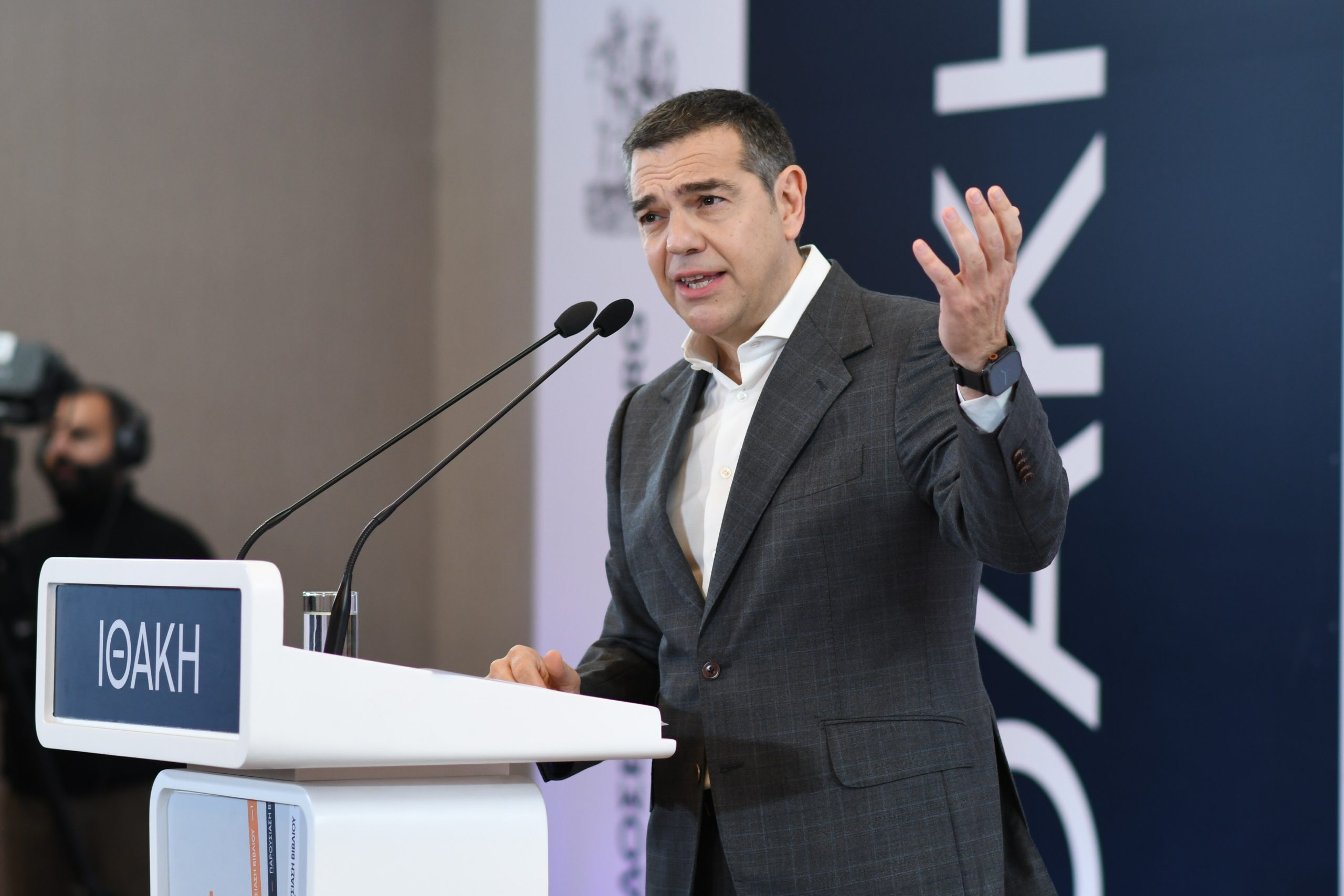 [384419]  ΠΑΡΟΥΣΙΑΣΗ ΤΟΥ ΒΙΒΛΙΟΥ ΤΟΥ ΑΛΕΞΗ ΤΣΙΠΡΑ "ΙΘΑΚΗ" ΣΤΑ ΓΙΑΝΝΙΝΑ  (ΛΕΩΝΙΔΑΣ ΜΠΑΚΟΛΑΣ / EUROKINISSI)