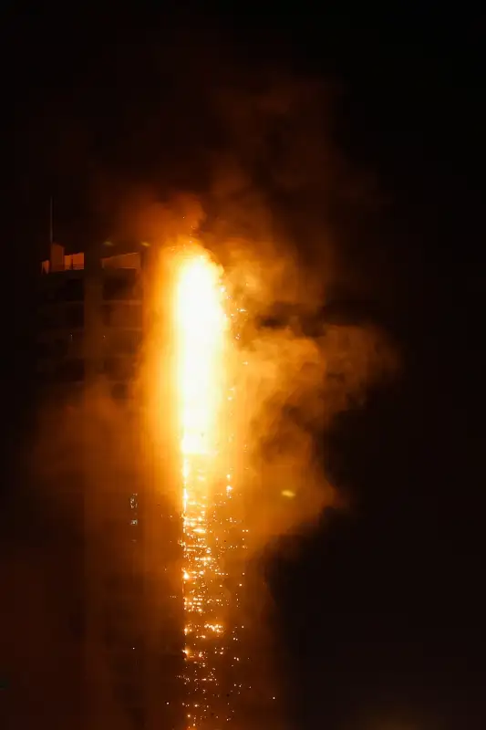 Τρόμος σε Ντουμπάι και Μπαχρέιν – Στις φλόγες το Fairmont Hotel, χτυπήματα σε ουρανοξύστες και σκηνές πανικού 8 bahrain3 1