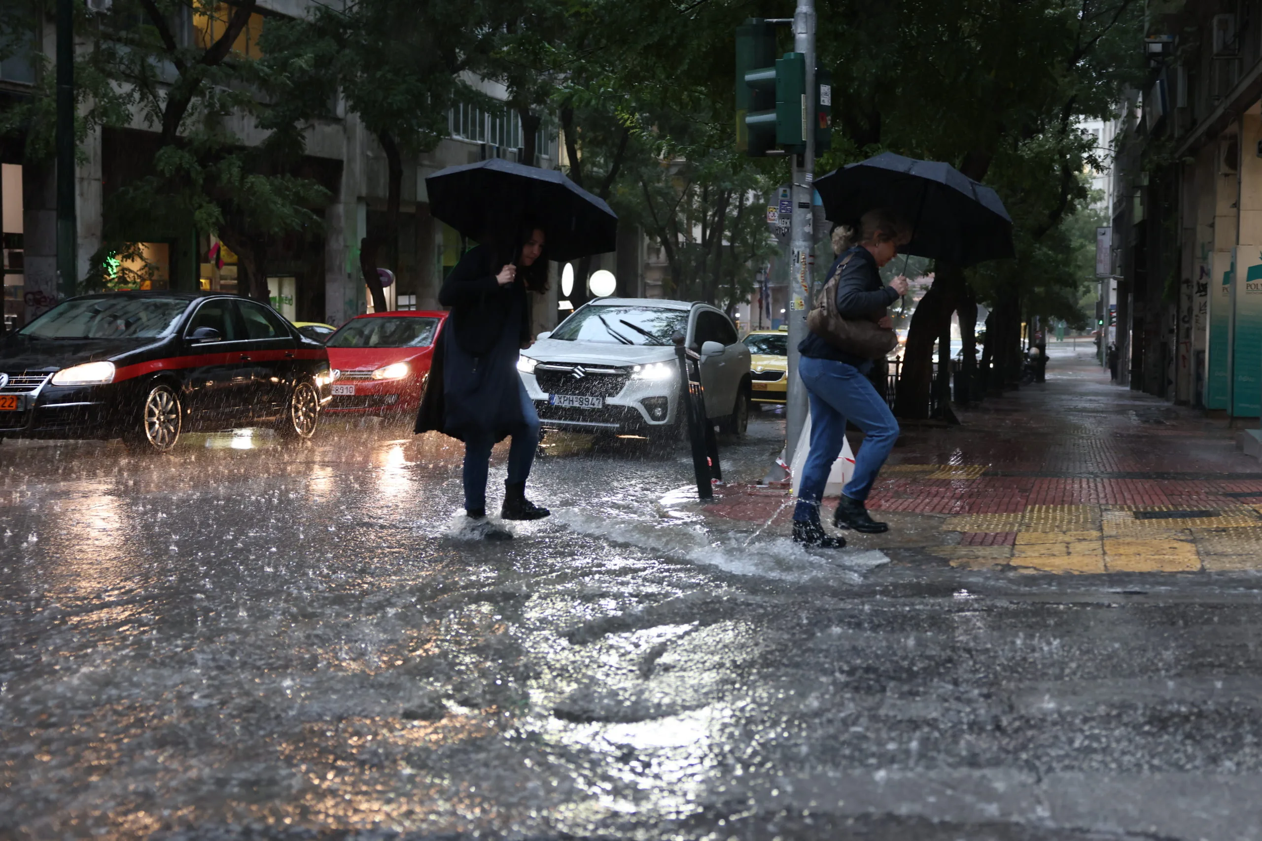 Νέα επιδείνωση του καιρού: Καταιγίδες, θυελλώδεις άνεμοι και πιθανό χαλάζι από το απόγευμα - Επικαιροποιήθηκε το έκτακτο δελτίο