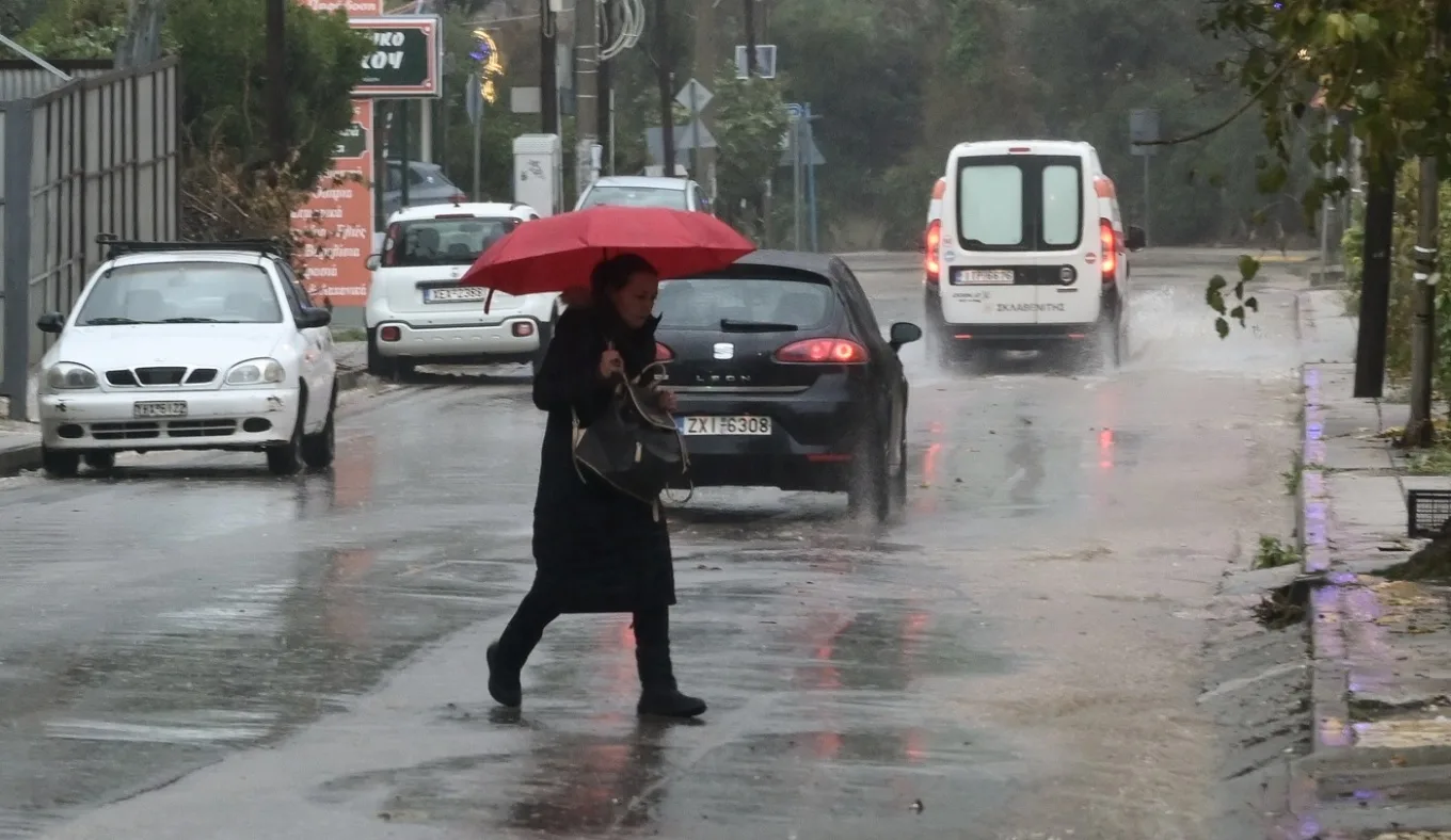 Διπλό κύμα κακοκαιρίας από σήμερα: Ισχυρές βροχές, καταιγίδες και θυελλώδεις άνεμοι στη χώρα - Έκτακτο δελτίο επιδείνωσης