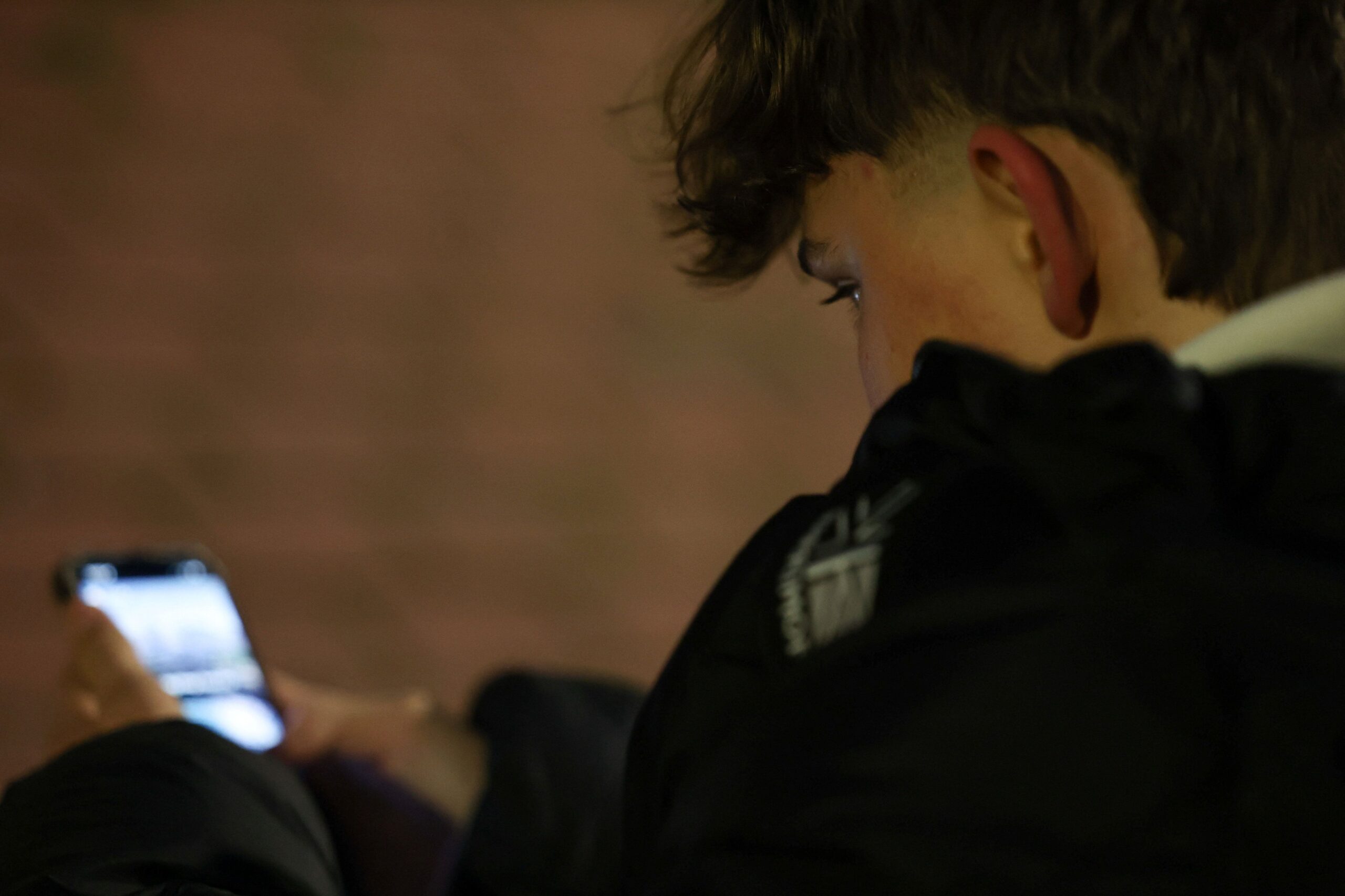 Spain to ban use of social media to under 16 14χρονος σκρολάρει στο κινητό