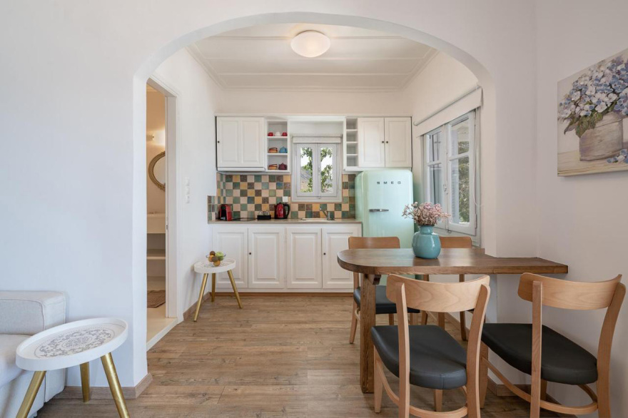 Το μοναχικό κατάλυμα του Μπραντ Πιτ στην Ύδρα: Γιατί επέλεξε το μικρό ξενοδοχείο στο Βλυχό