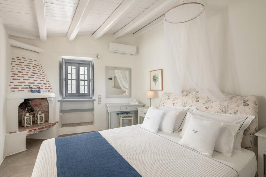 Το μοναχικό κατάλυμα του Μπραντ Πιτ στην Ύδρα: Γιατί επέλεξε το μικρό ξενοδοχείο στο Βλυχό