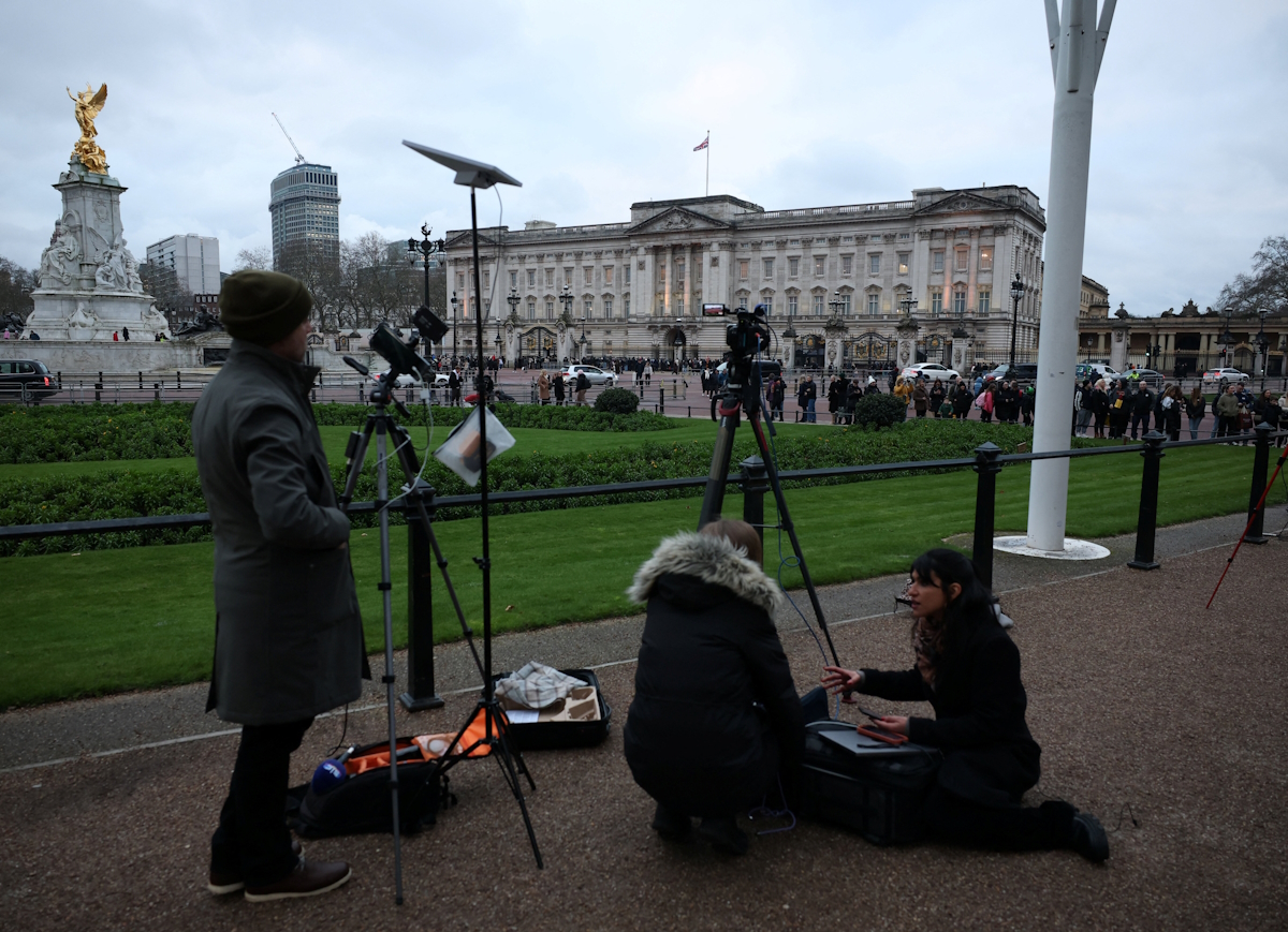 Αφέθηκε ελεύθερος ο Άντριου - Σοκαρισμένος φεύγει από το Τμήμα, δείτε τις πρώτες φωτογραφίες του έκπτωτου πρίγκιπα μετά τη σύλληψη 16 Μέλη των μέσων ενημέρωσης συγκεντρώνονται έξω από το Παλάτι του Μπάκιγχαμ μετά τη σύλληψη του Άντριου Μαουντμπάτεν Γουίντσορ, πρώην πρίγκιπα Άντριου, με την υποψία παράβασης καθήκοντος, αφότου το Υπουργείο Δικαιοσύνης των ΗΠΑ δημοσίευσε περισσότερα αρχεία που σχετίζονται με τον αποβιώσαντα Τζέφρι Έπστα