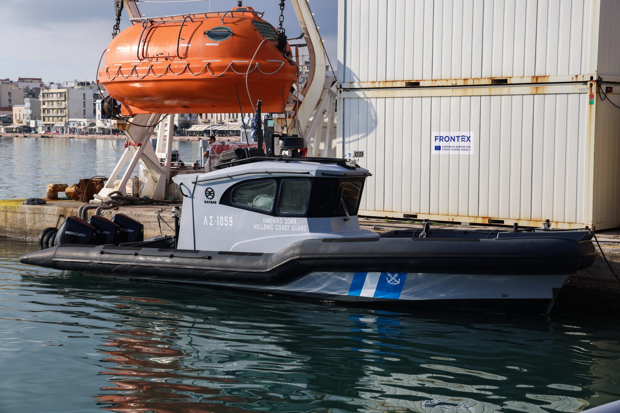 [384324] ΕΡΕΥΝΕΣ ΣΤΗΝ ΘΑΛΑΣΣΑ ΜΕΤΑ ΤΗΝ ΣΥΓΚΡΟΥΣΗ ΣΚΑΦΟΥΣ ΤΟΥ ΛΙΜΕΝΙΚΟΥ ΜΕ ΣΚΑΦΟΣ ΔΙΑΚΙΝΗΤΩΝ ΠΟΥ ΜΕΤΕΦΕΡΕ ΠΡΟΣΦΥΓΕΣ ΚΑΙ ΜΕΤΑΝΑΣΤΕΣ ΣΤΗΝ ΧΙΟ (ΚΩΣΤΑΣ ΑΝΑΓΝΩΣΤΟΥ/EUROKINISSI)