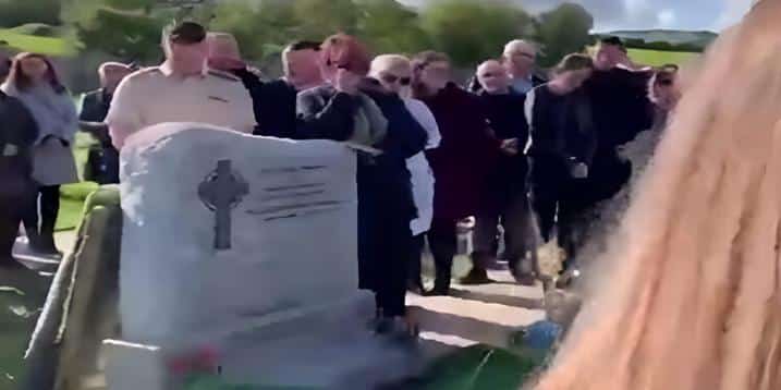 «Βγάλτε με έξω, είναι σκοτεινά εδώ»: Άνδρας φώναζε από τον τάφο στην κηδεία του 4 107 717x358 2