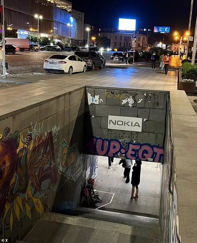 Περπατούσε στον δρόμο, σκόνταψε και πέθανε: Θρήνος για 24χρονη – Το σοκαpιστικό βίντεο με τη στιγμή που πέφτει νεκpή 11 90364627 13915833 image shows underground passage where alina fell flowers have be a 5 1727882461253