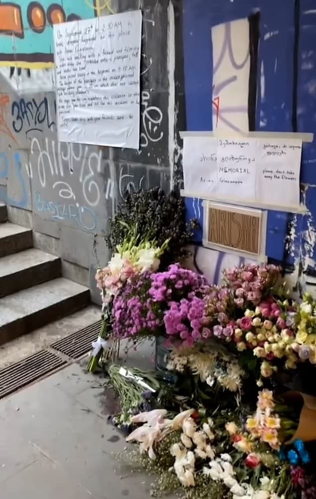 Περπατούσε στον δρόμο, σκόνταψε και πέθανε: Θρήνος για 24χρονη – Το σοκαpιστικό βίντεο με τη στιγμή που πέφτει νεκpή 12 90364877 13915833 tributes have been left for the young woman who fell to her deat a 4 1727882461253