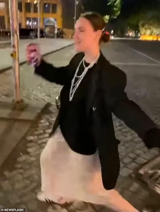 Περπατούσε στον δρόμο, σκόνταψε και πέθανε: Θρήνος για 24χρονη – Το σοκαpιστικό βίντεο με τη στιγμή που πέφτει νεκpή 15 90376551 13915833 image a 2 1727885145255