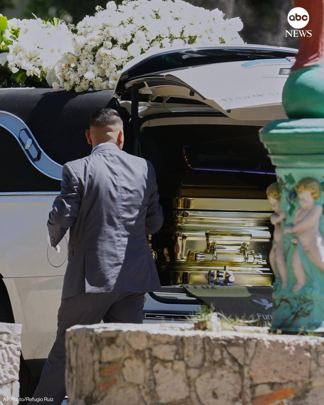 Σε χρυσό φέρετρο θάφτηκε ο διαβόητος Μεξικανός βαρόνος ναρκωτικών, El Mencho 10 hceltocwaaa6dpn