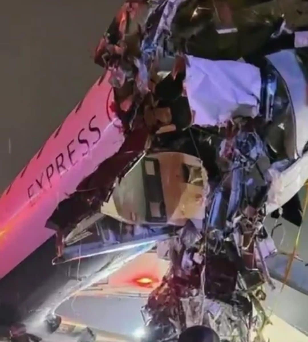 Τραγωδία-σοκ: Νεκροί κυβερνήτης και συγκυβερνήτης αεροσκάφους που συγκρούστηκε με πυροσβεστικό 16 hefbvqmbcaabsoa