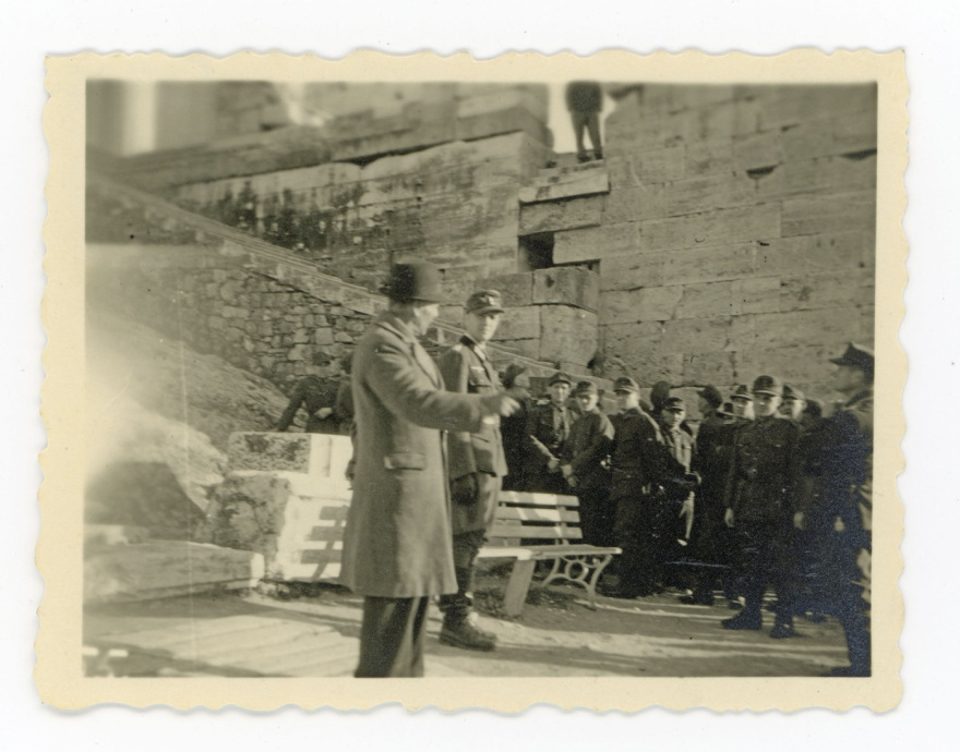 Κοιτώντας τον θάνατο στα μάτια: Η συγκλονιστική φωτογραφία από την εκτέλεση των 200 στην Καισαριανή